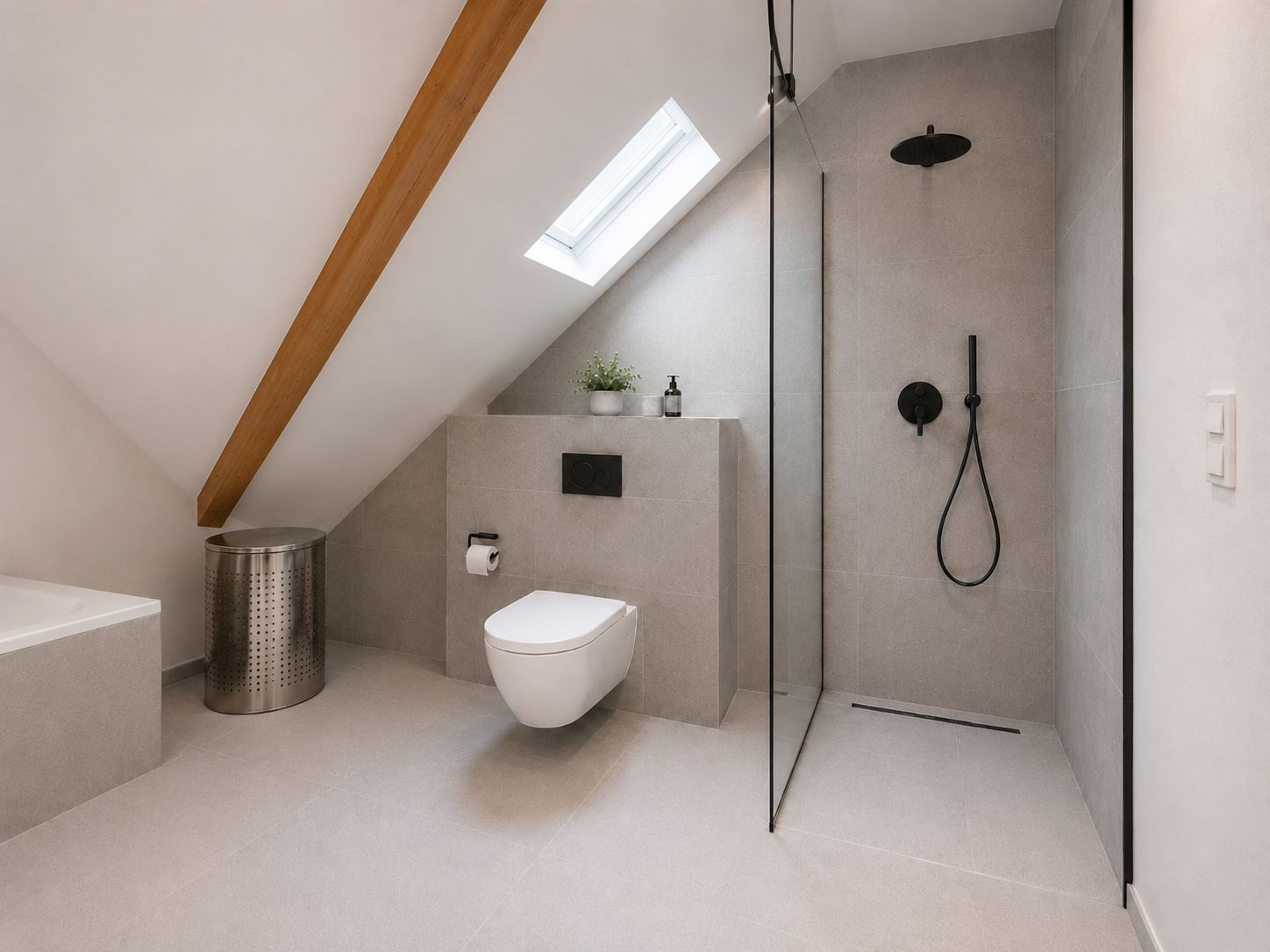 Modernes Badezimmer mit Dachschräge, Dusche, WC, Badewanne und Dachfenster.
