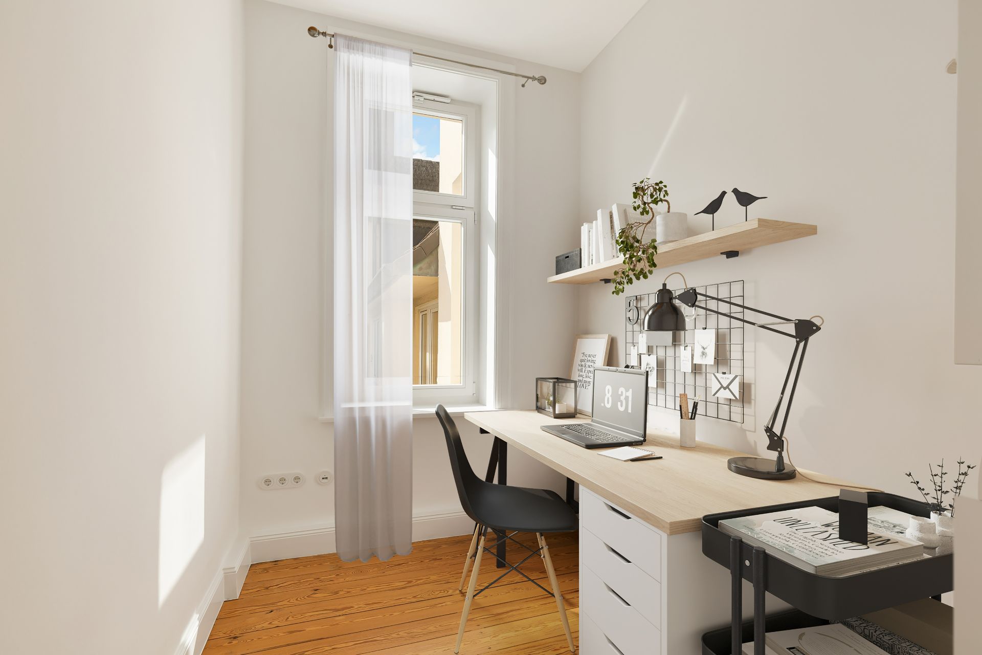 Heller Arbeitsbereich mit Holzschreibtisch, Stuhl und Fenster, Regale und Lampe an weißer Wand.