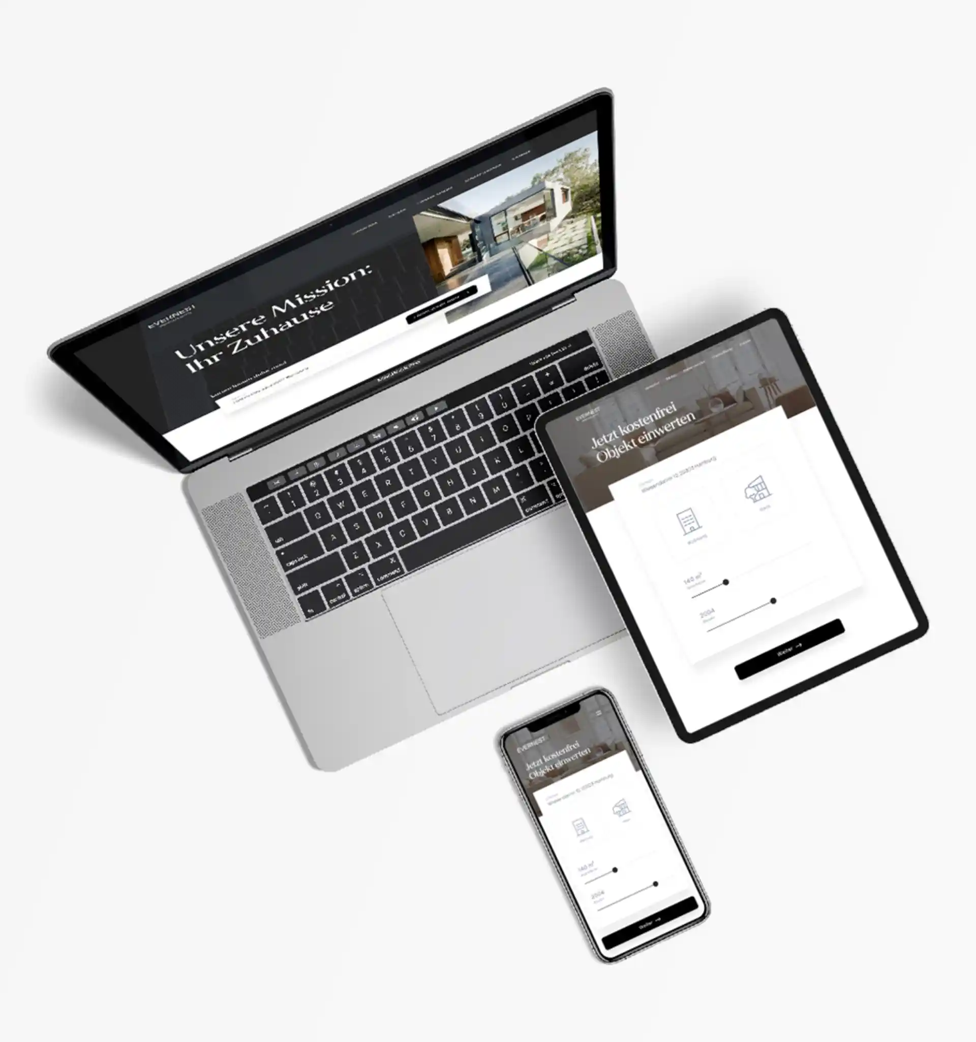 Laptop, Tablet und Smartphone mit geöffneter Immobilien-Website auf weißem Hintergrund.