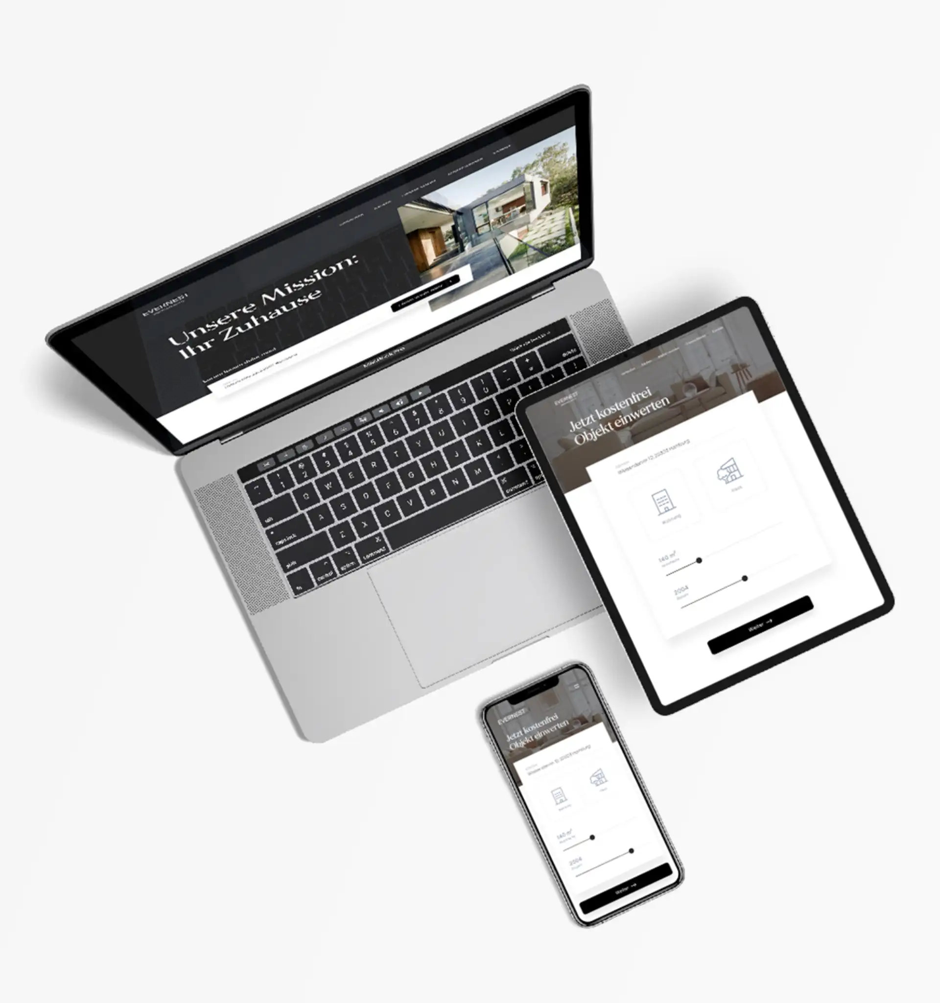 Laptop, Tablet und Smartphone mit geöffneter Immobilien-Website auf weißem Hintergrund.