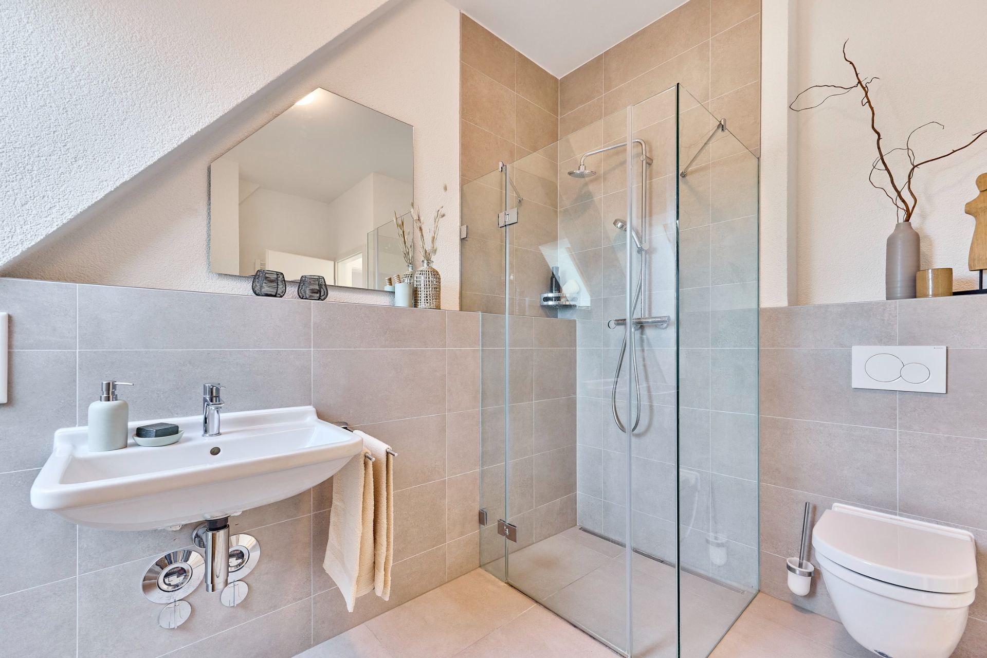 Modernes Badezimmer mit Dusche, Waschbecken, Spiegel und Wandtoilette.