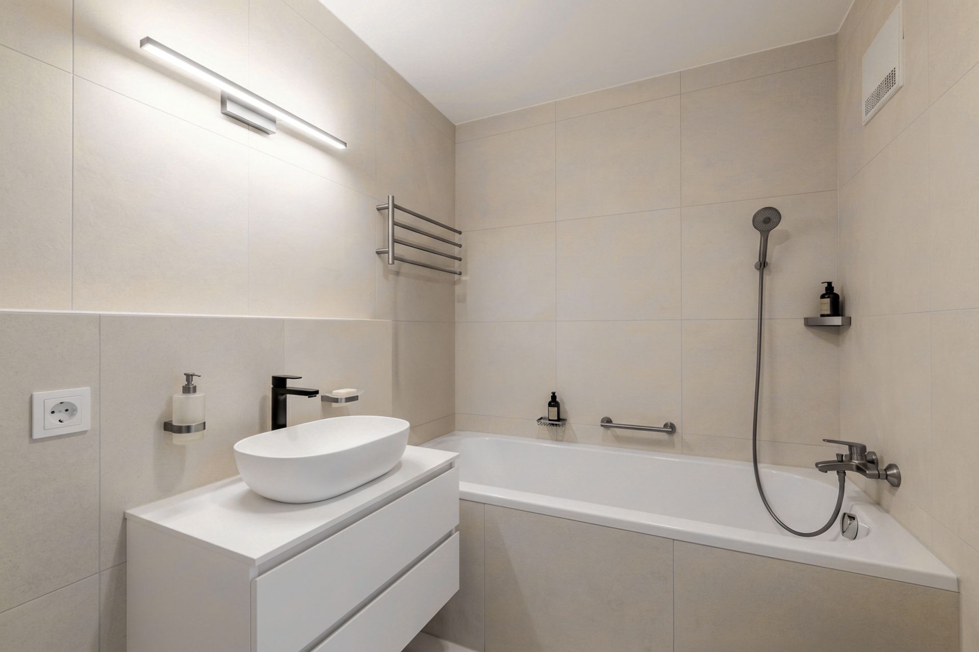 Modernes Badezimmer mit Badewanne, Waschbecken und Handbrause, helle Fliesen an Wand und Boden.