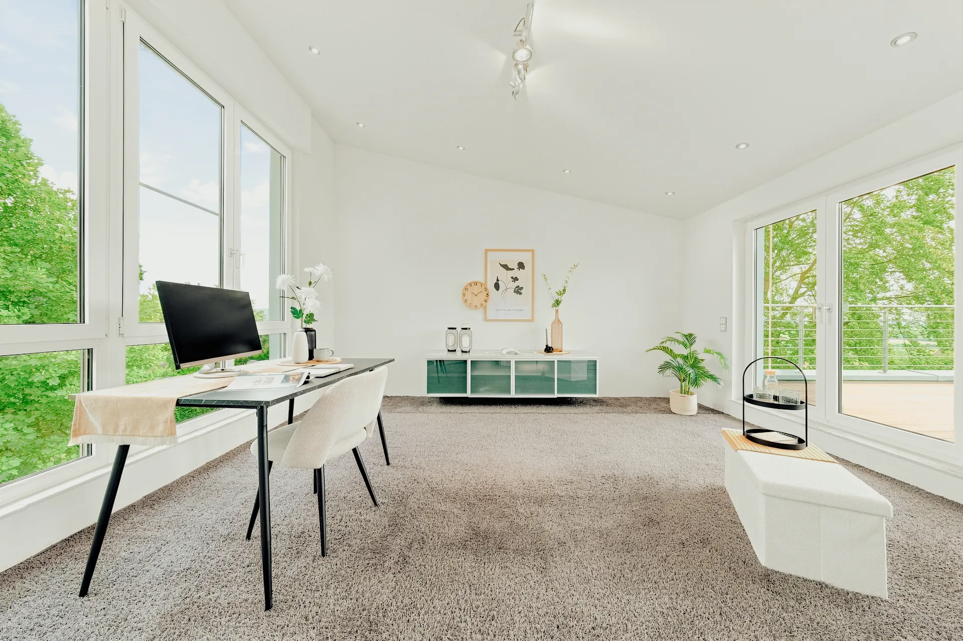 Helles Arbeitszimmer mit großem Fenster, Schreibtisch, Stuhl, Pflanzen und Sideboard.