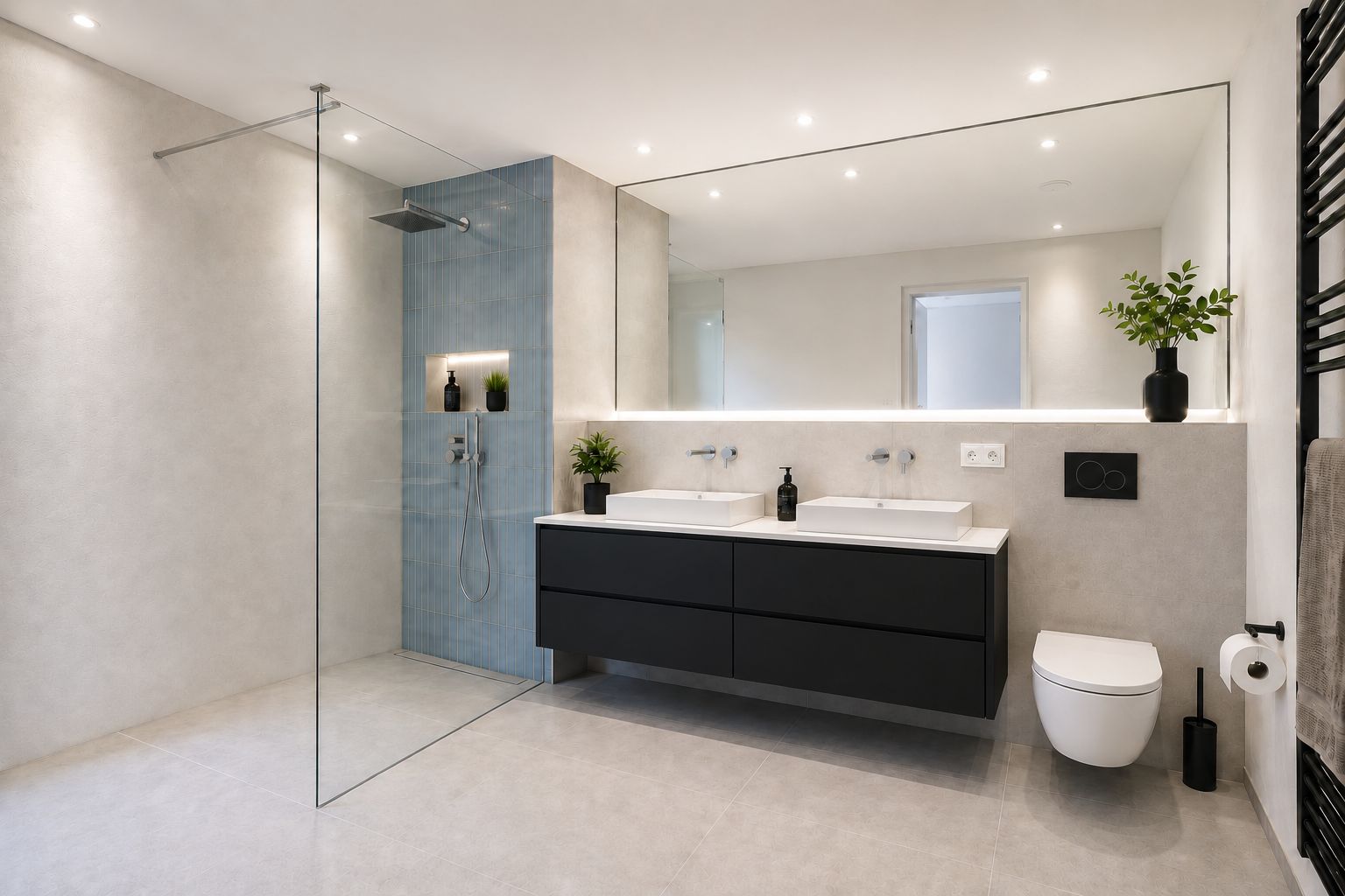 Modernes Badezimmer mit großer begehbarer Dusche, Doppelwaschbecken und Wandtoilette.