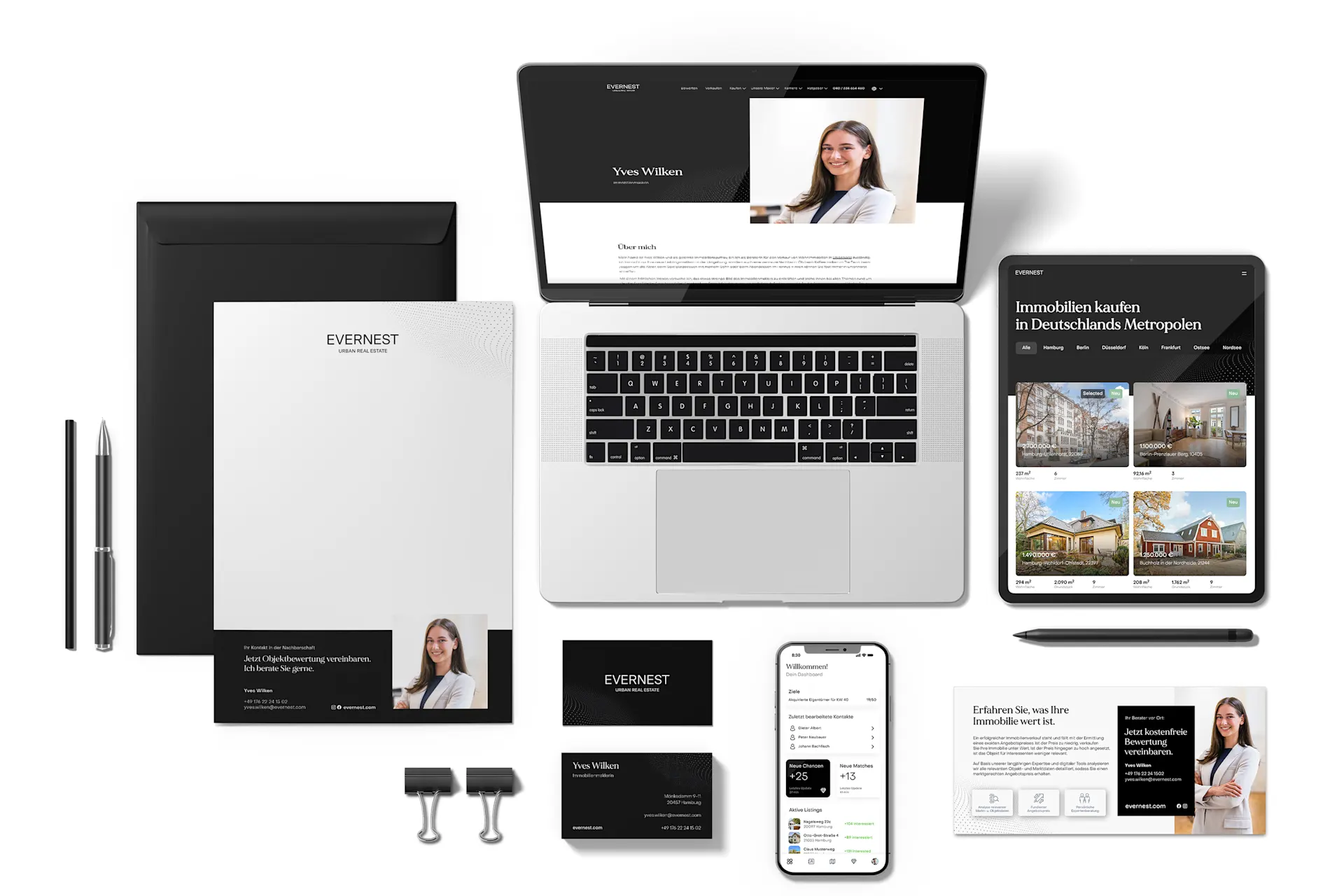 Laptop, Tablet, Smartphone und Büromaterial mit Evernest-Logo auf weißem Hintergrund angeordnet.