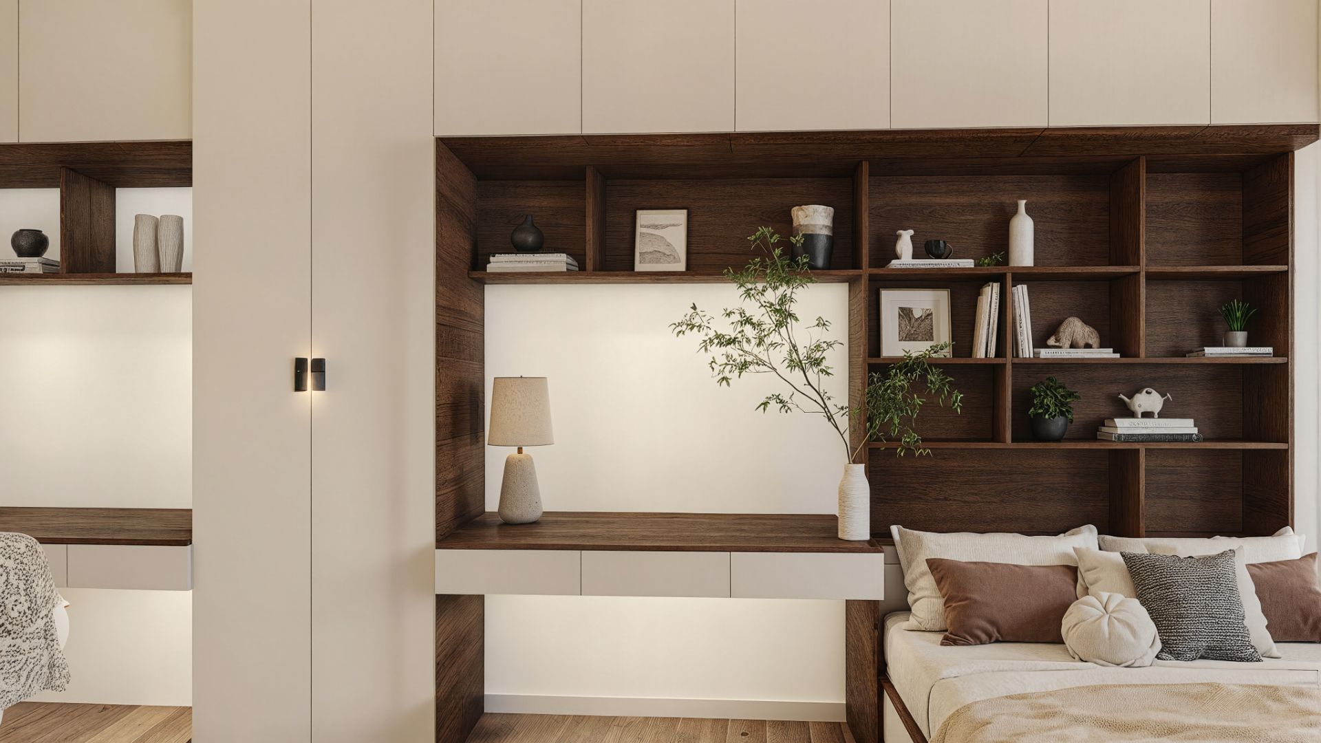 Modernes Schlafzimmer mit Holzregalen, Schreibtisch, Tischlampe, Dekorationen und Bett mit Kissen.