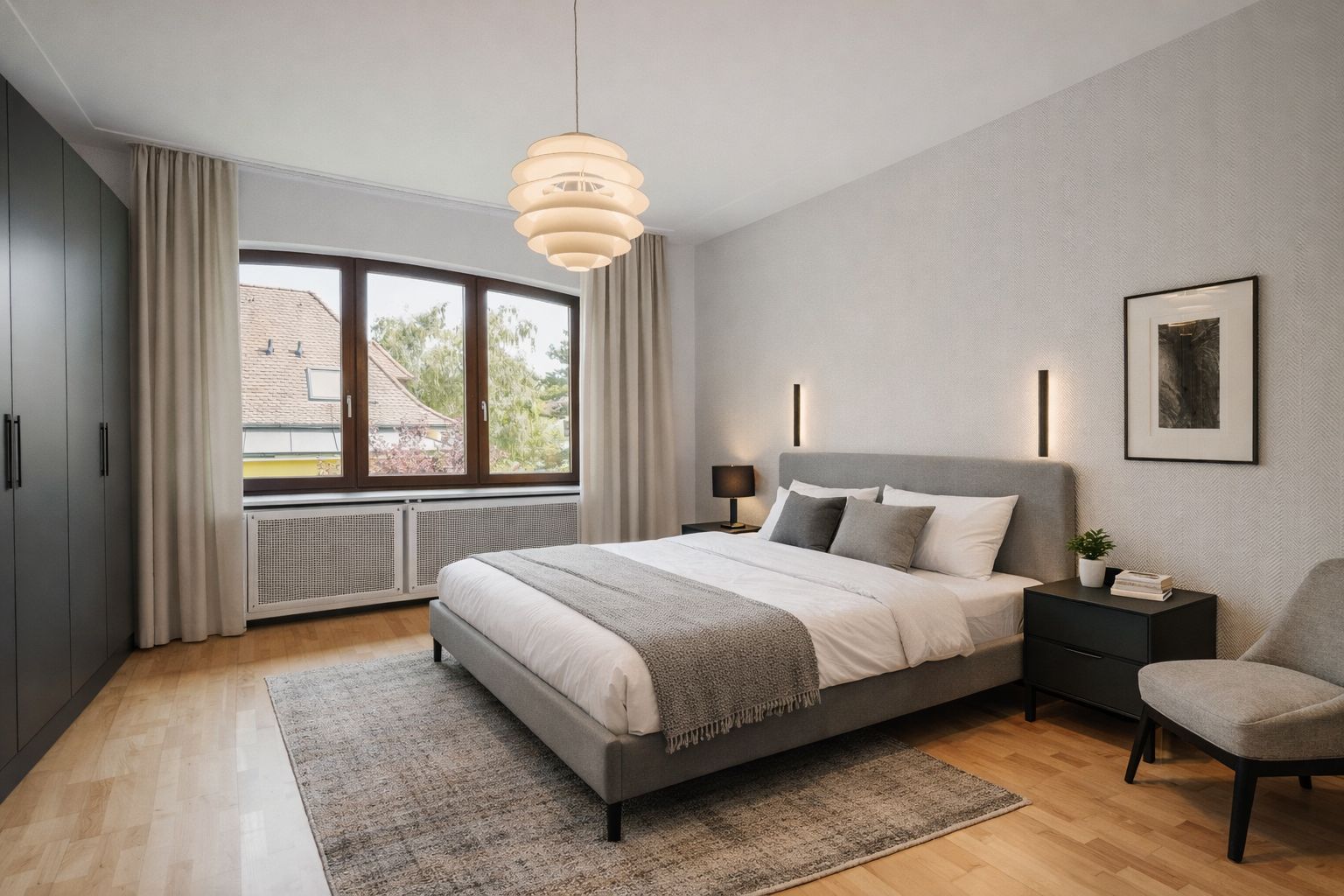 Modernes Schlafzimmer mit Doppelbett, großem Fenster, Teppich und grauen Möbeln.