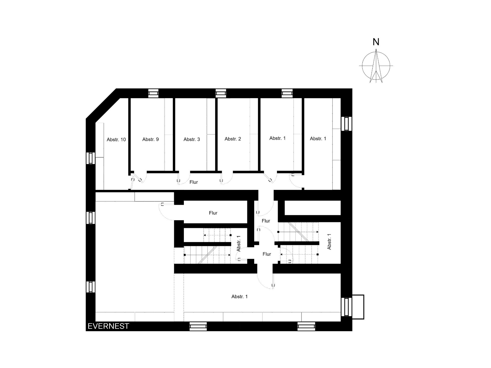 Grundriss mit mehreren kleinen und großen Räumen sowie Fluren, mit Nordpfeil oben rechts.
