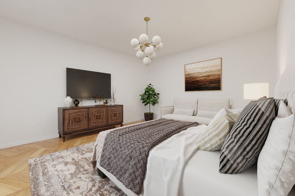Helles Schlafzimmer mit großem Bett, Sofa, Fernseher, Sideboard, Pflanze und modernem Kronleuchter.