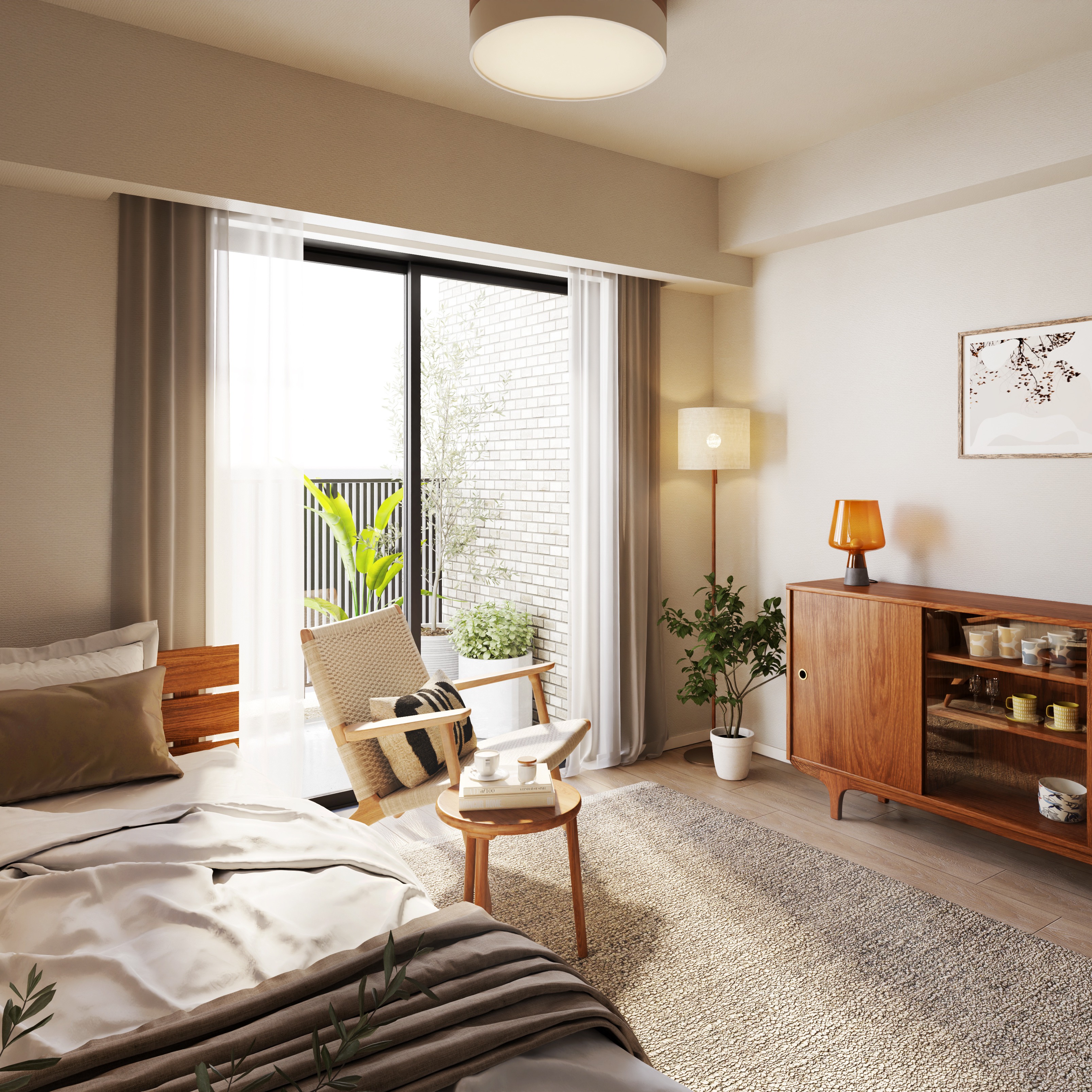 Helles Schlafzimmer mit Holzmöbeln, Sessel, Pflanzen und Zugang zu einem Balkon.