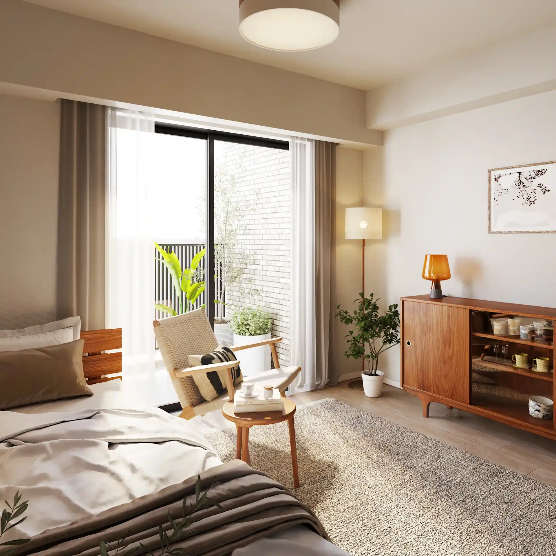 Helles Schlafzimmer mit Holzmöbeln, Sessel, Pflanzen und Zugang zu einem Balkon.