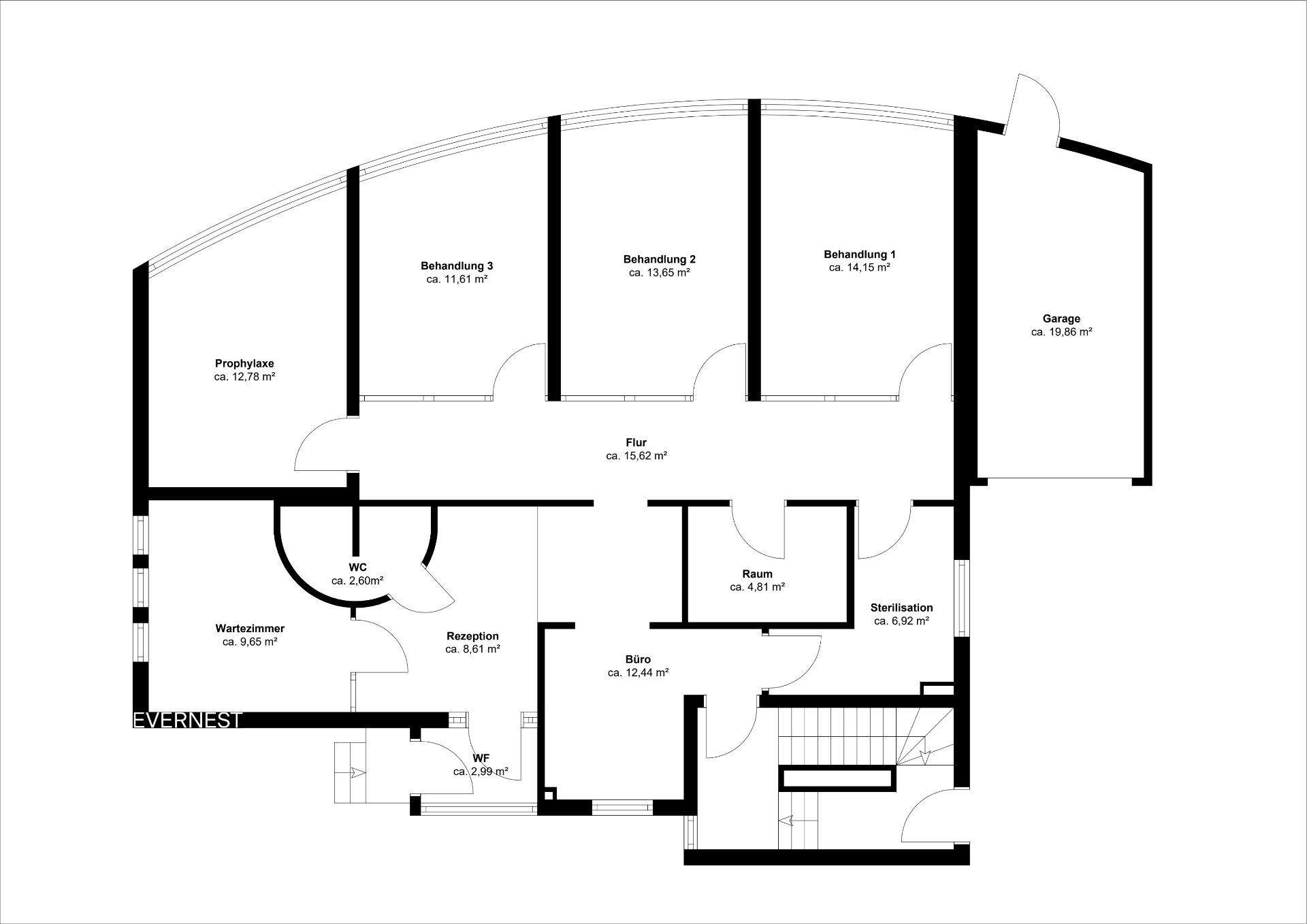 Grundriss eines Hauses mit mehreren Zimmern, Flur, Garage, Büro und WC.