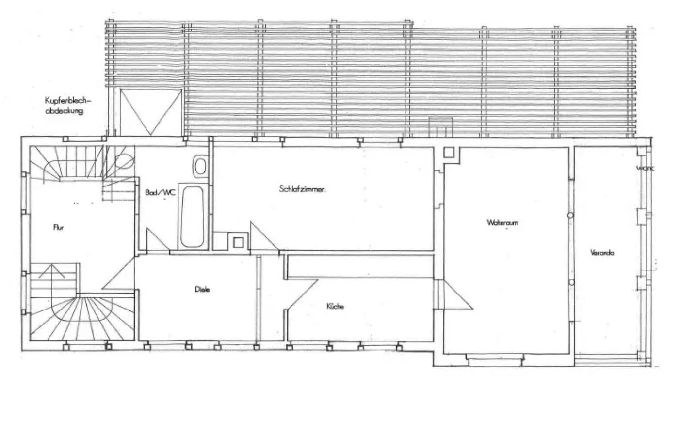 Grundriss eines Wohnhauses mit Schlafzimmer, Wohnzimmer, Veranda, Küche, Bad/WC und Flur.