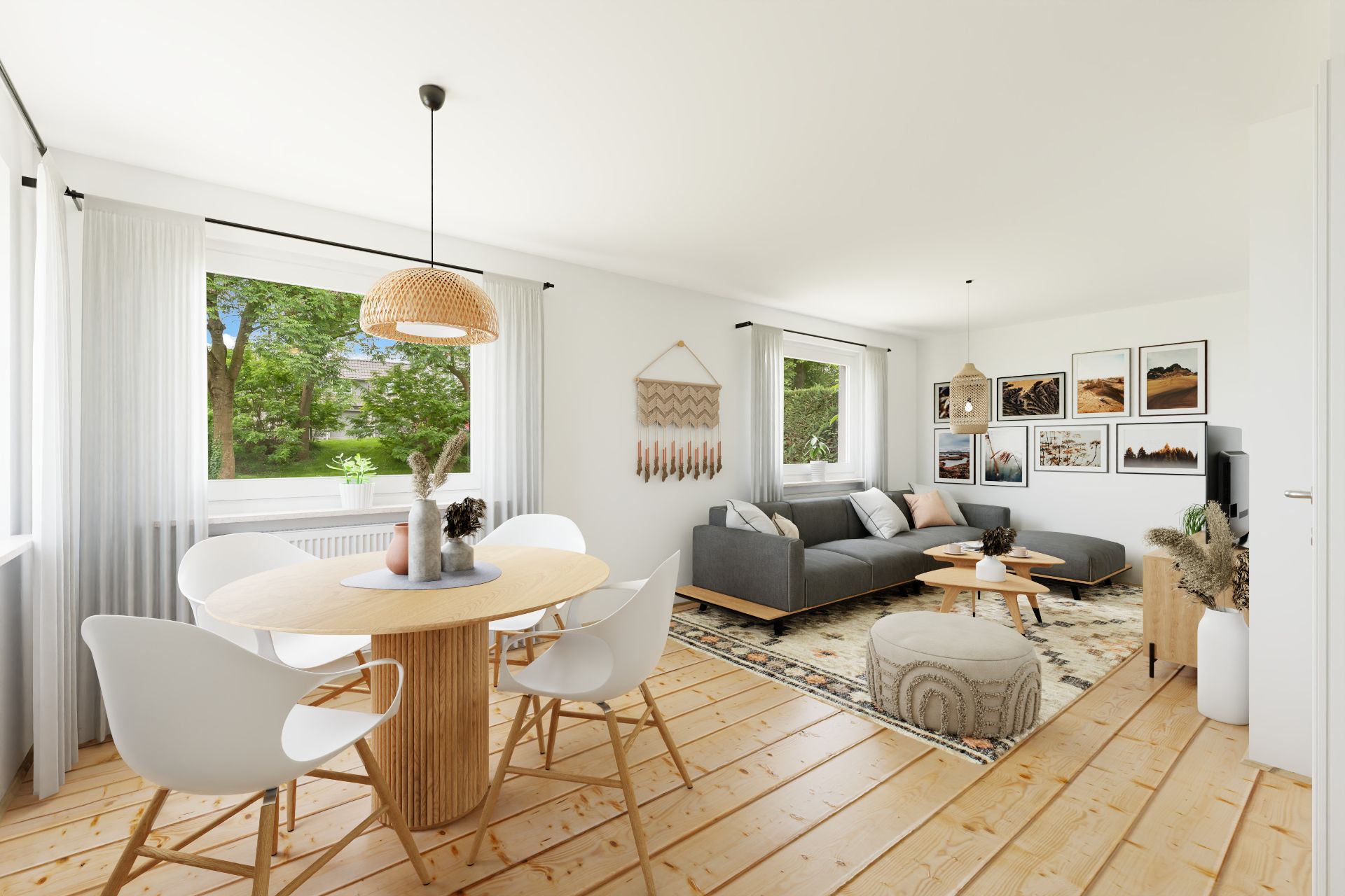 Helles Wohnzimmer mit Holzboden, Esstisch, grauem Sofa und großen Fenstern mit Blick ins Grüne.