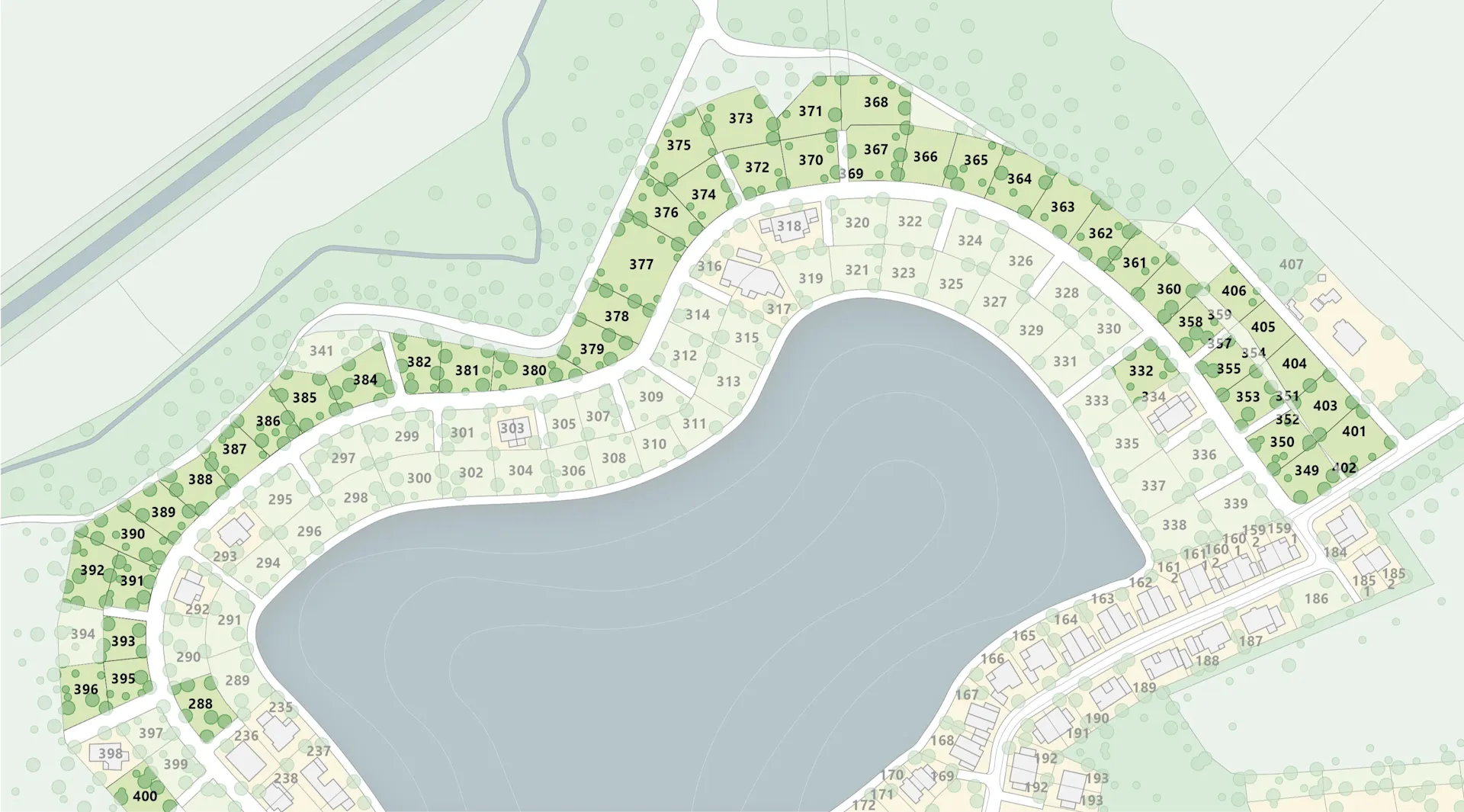 Lageplan mit nummerierten Grundstücken um einen großen See, umgeben von Straßen und Grünflächen.