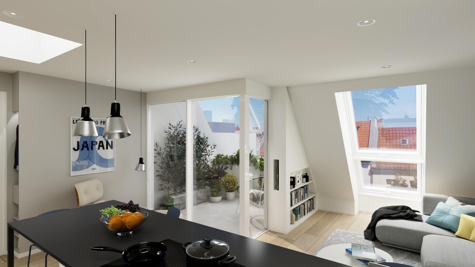 Helles Wohnzimmer mit Sofa, Esstisch, Bücherregal und Zugang zu einer Terrasse mit Pflanzen.