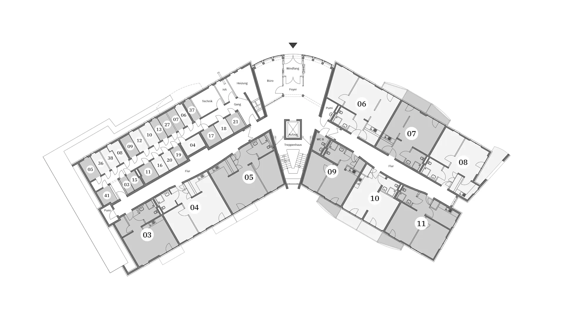 Grundriss eines Wohngebäudes mit nummerierten Wohnungen und gemeinschaftlichen Fluren.