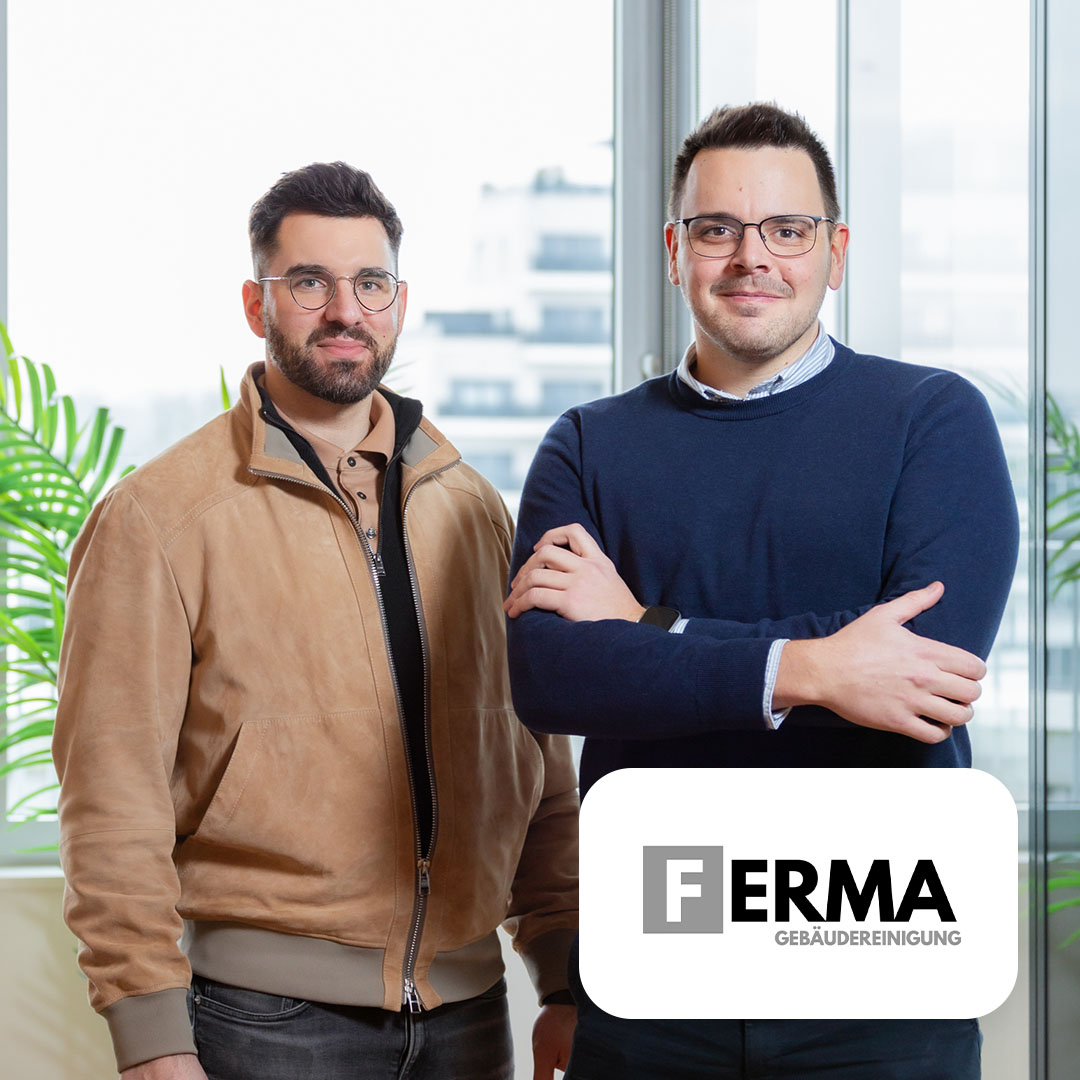 Zwei Männer stehen vor einem Fenster, Logo mit Text 'FERMA Gebäudereinigung' im Vordergrund.