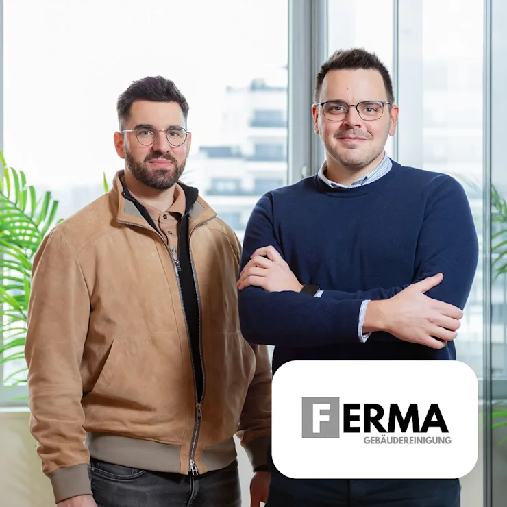 Zwei Männer stehen vor einem Fenster, Logo mit Text 'FERMA Gebäudereinigung' im Vordergrund.