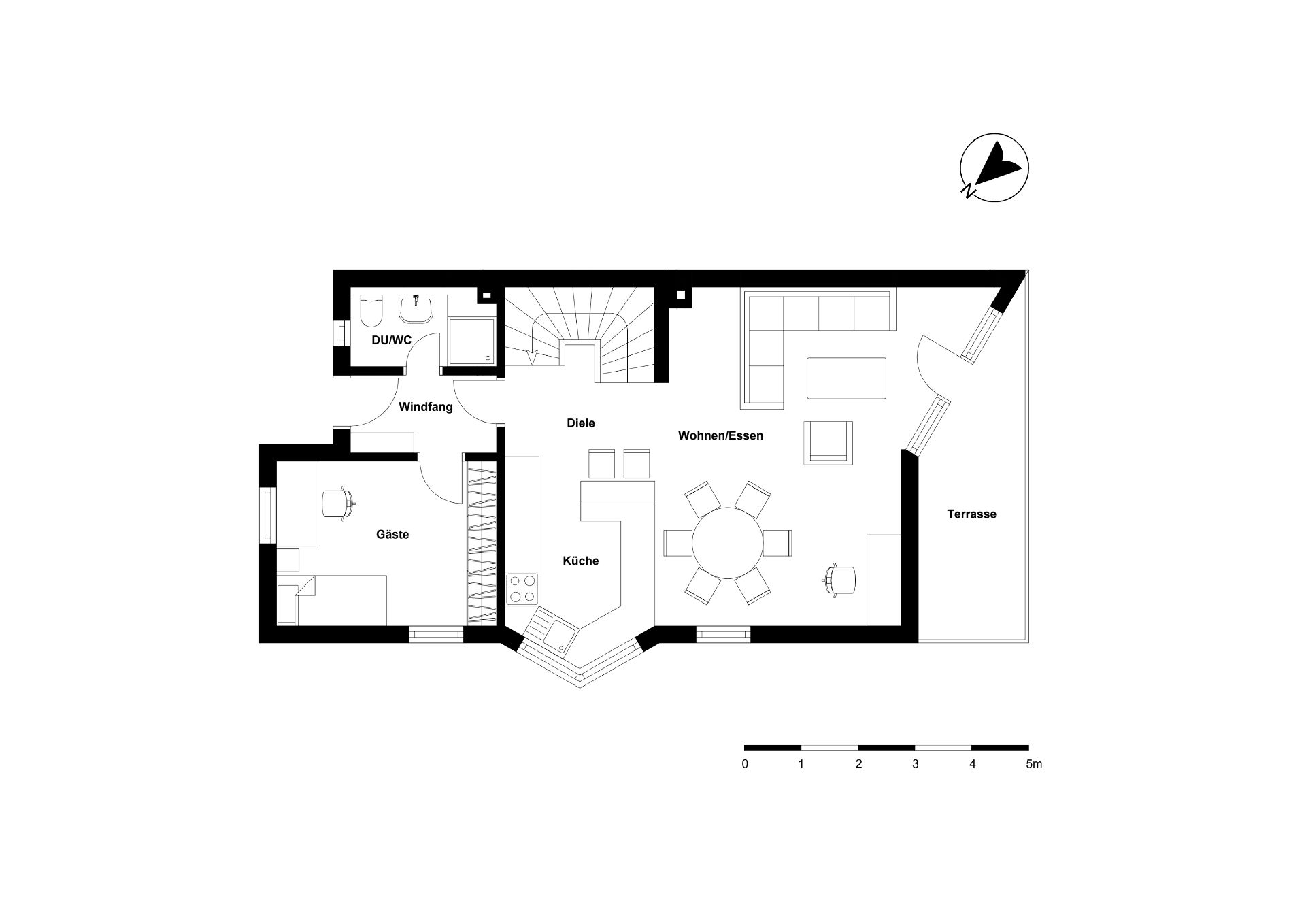 Grundriss mit Wohnzimmer, Essbereich, Küche, Gästezimmer, Bad und Terrasse.