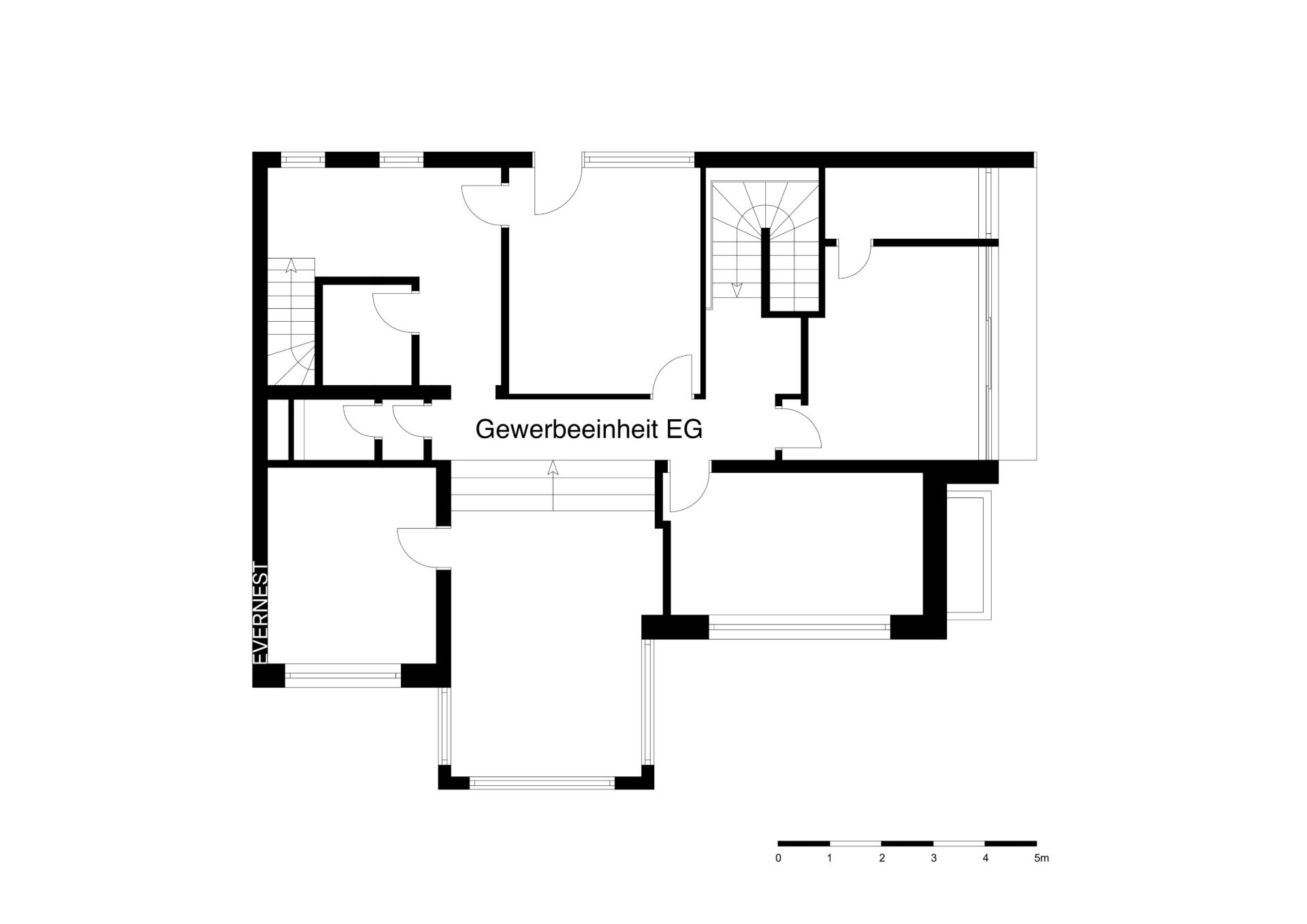 Grundriss eines Erdgeschosses mit mehreren Zimmern und Eingangsbereich.