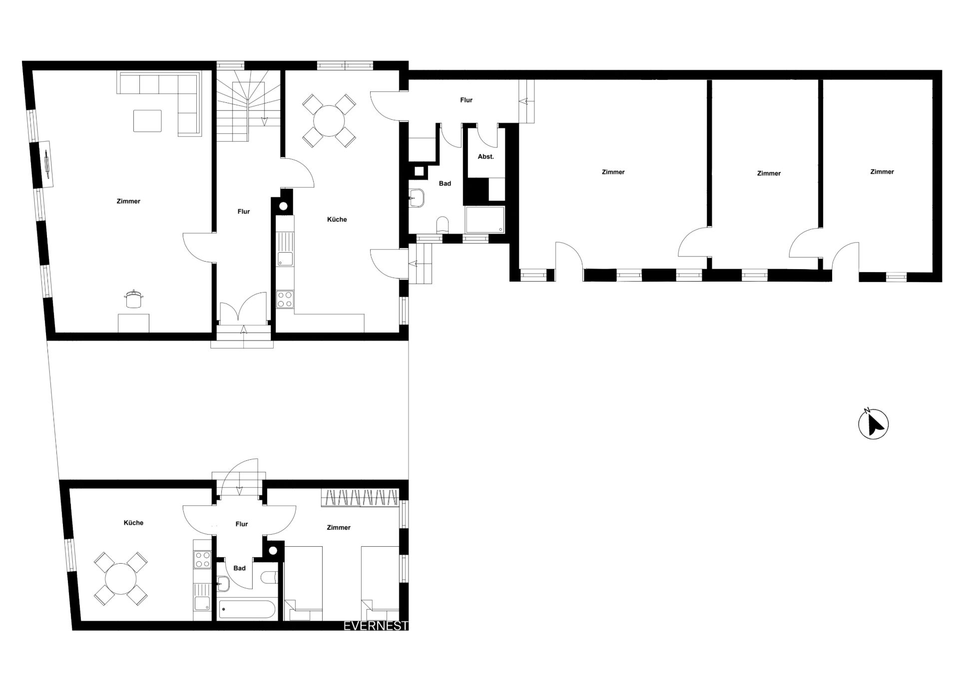 Grundriss mit mehreren Zimmern, Küchen, Bädern und Fluren in einem Wohngebäude.
