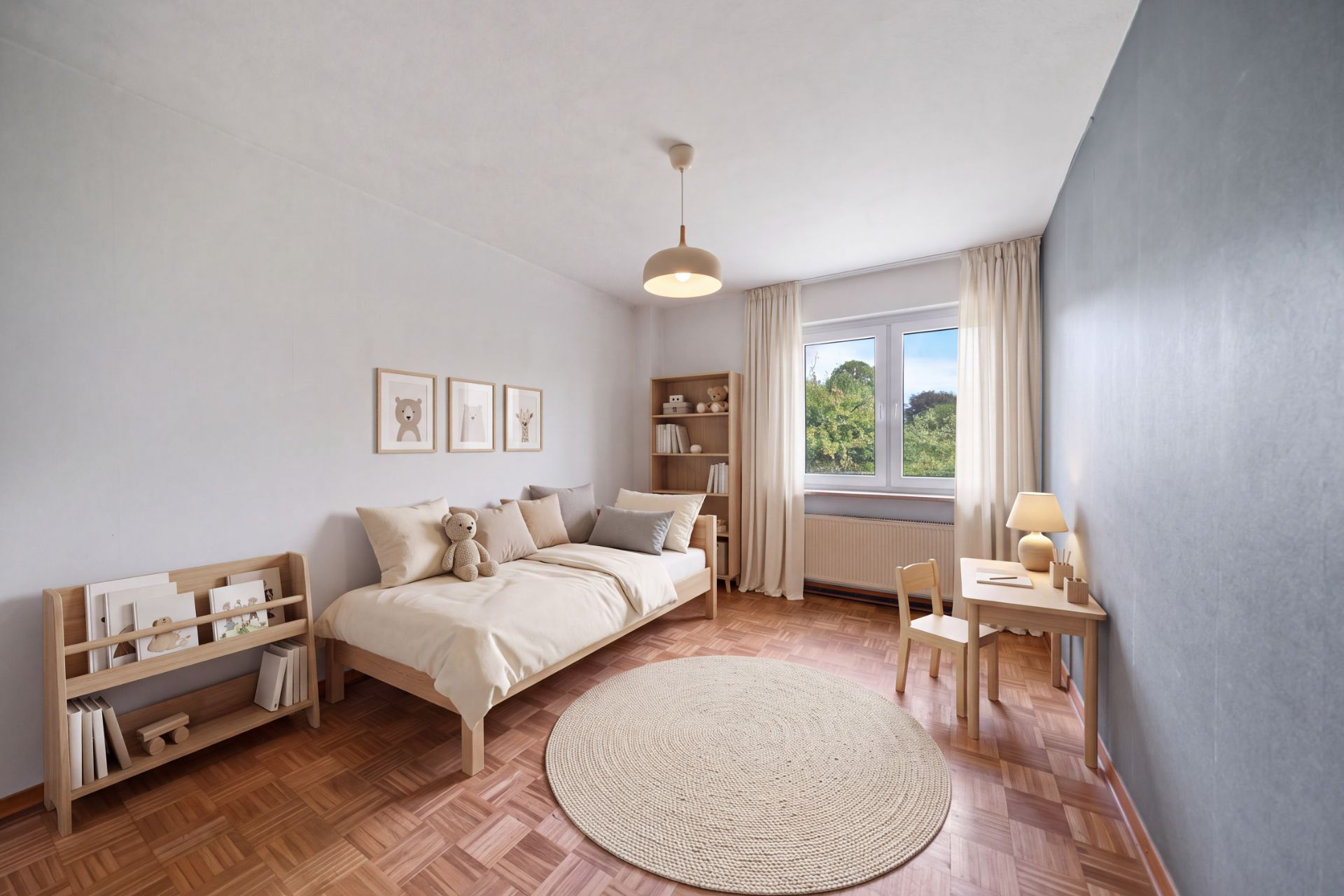 Helles Kinderzimmer mit Bett, kleinem Tisch, Bücherregal und einem runden Teppich auf Holzboden.