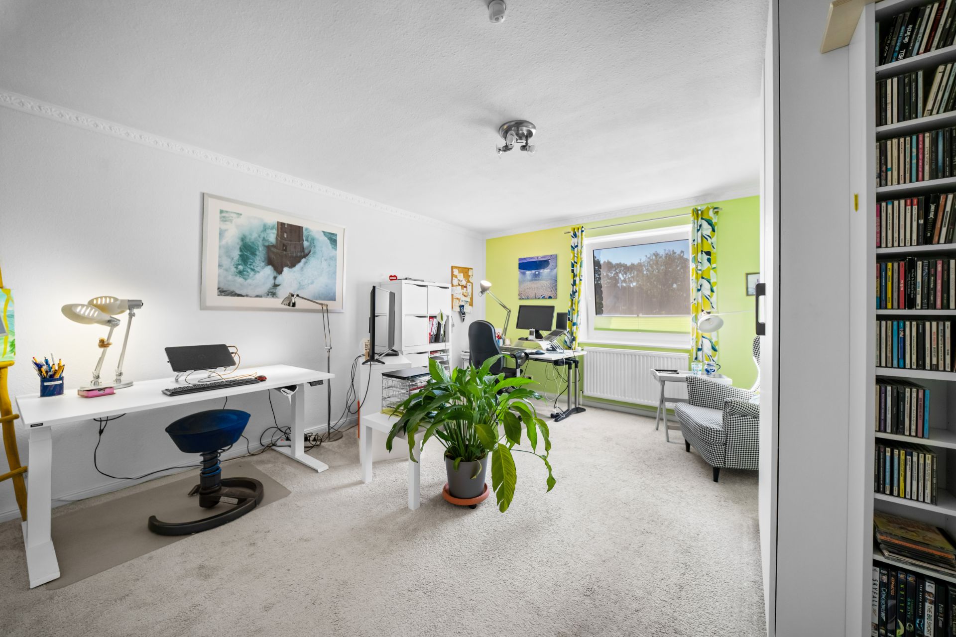 Helles Arbeitszimmer mit zwei Schreibtischen, Stühlen, Pflanze und großem Fenster.