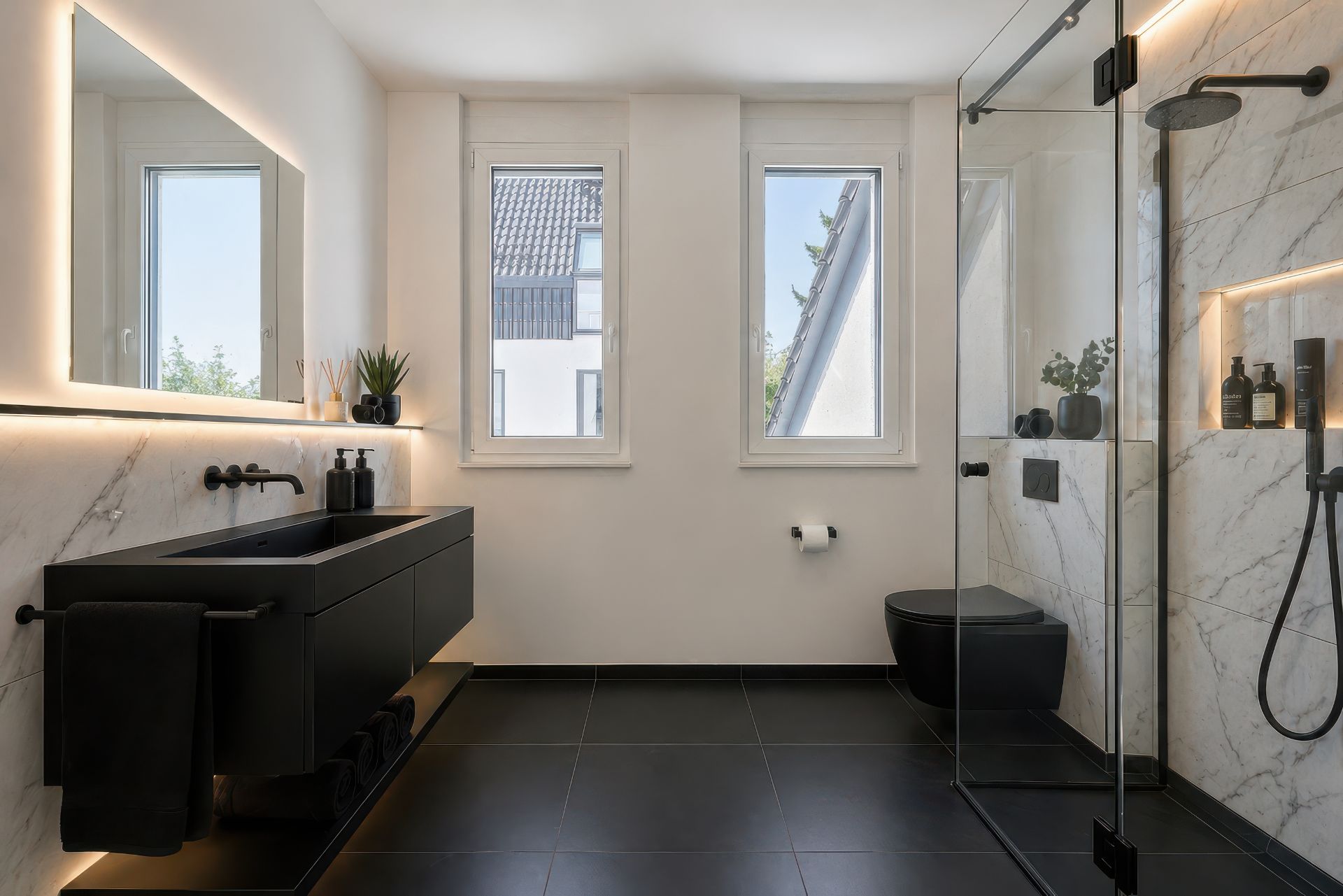 Modernes Badezimmer mit schwarzem Waschbecken, großer Spiegel, Dusche und drei Fenstern.