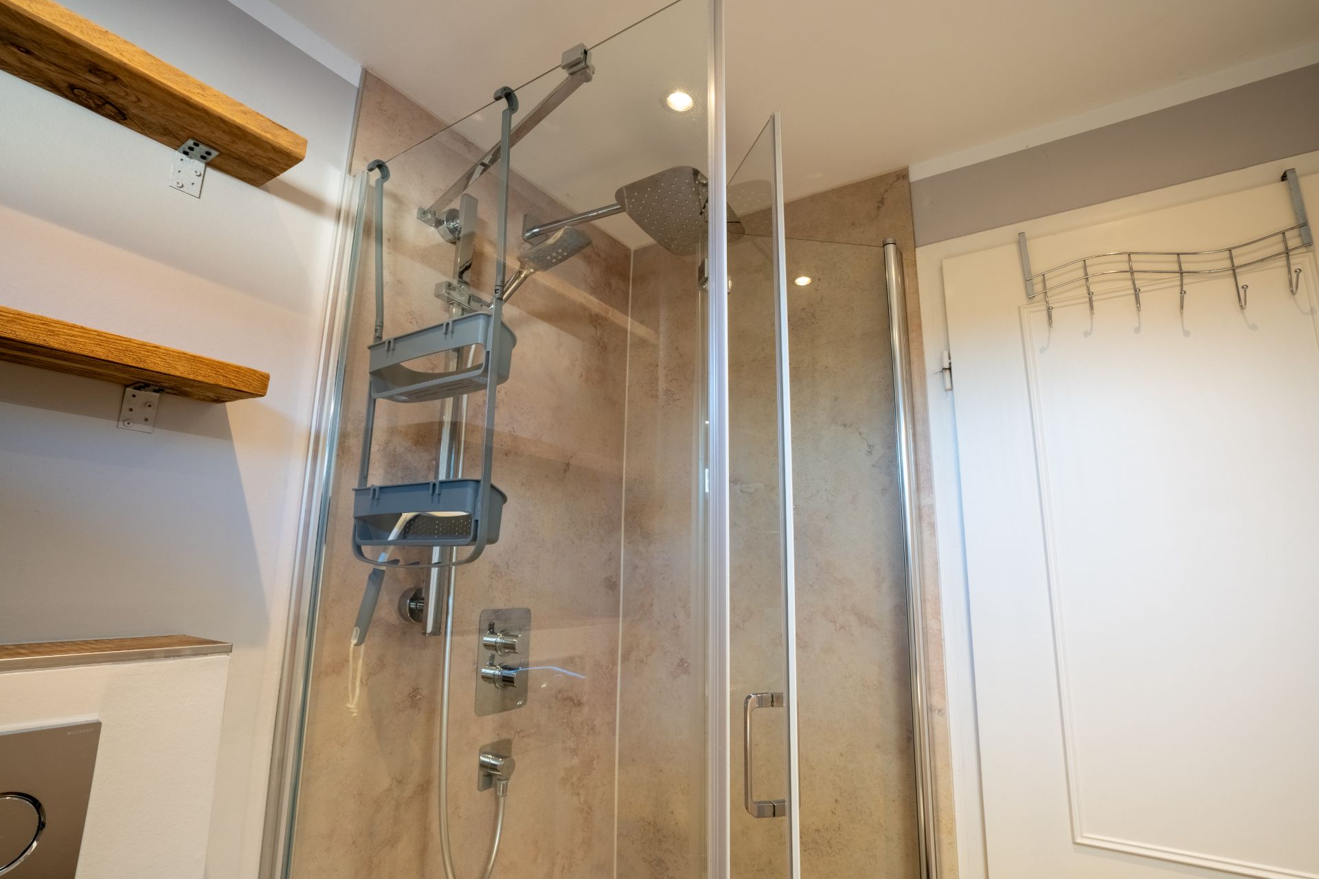 Moderne Dusche mit Glastür und Regendusche in einem Badezimmer.