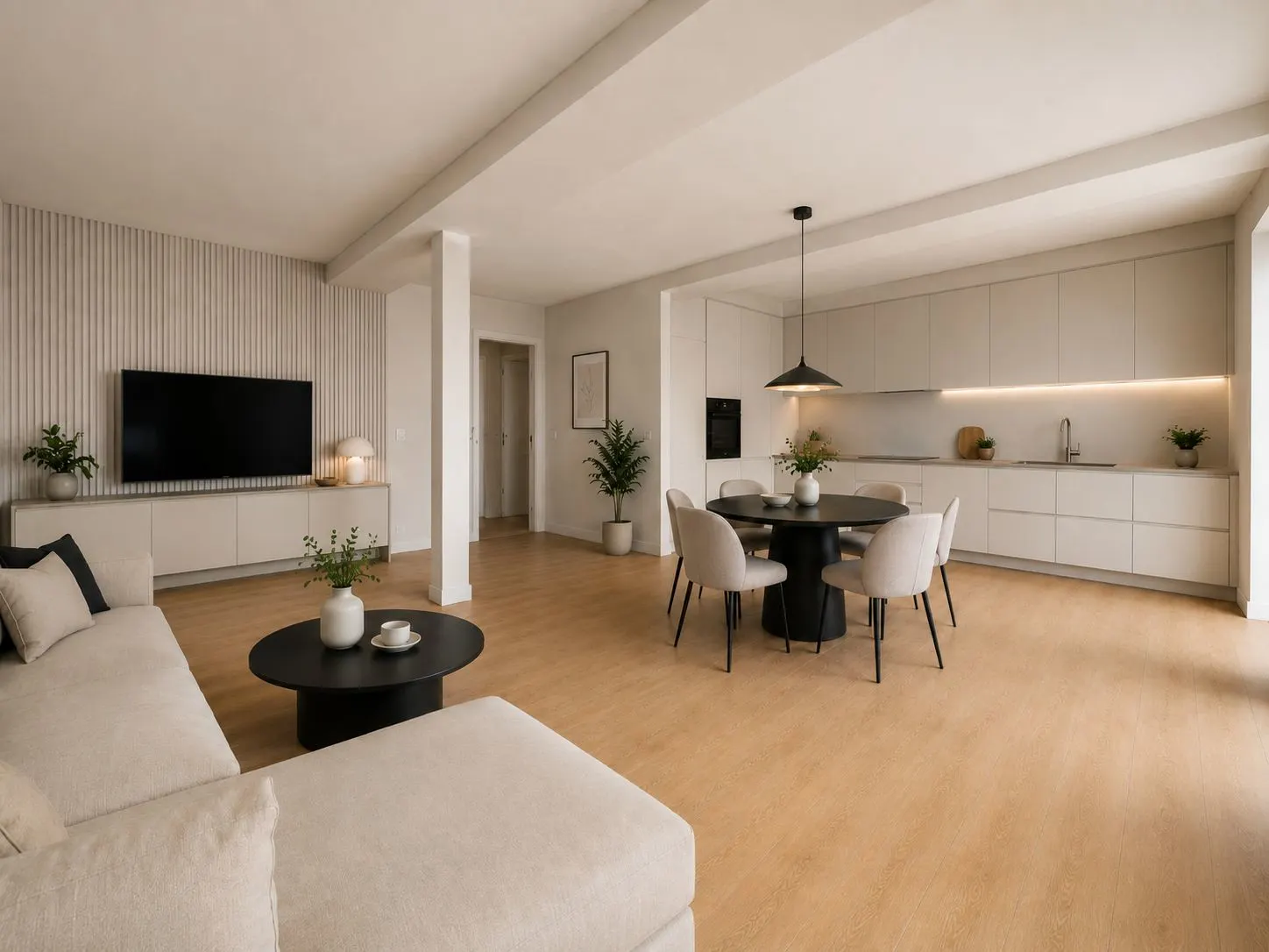 Helles Wohnzimmer mit Sofa, Esstisch und offener Küche, Holzfußboden und modernem Design.