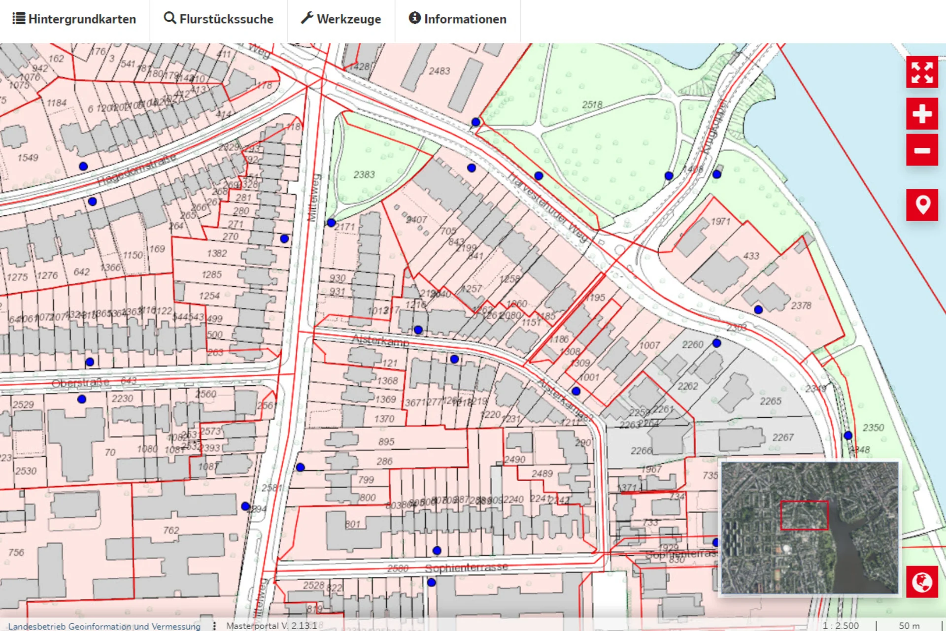 Stadtplan mit Grundstücksgrenzen, Gebäuden und Straßen, rote Linien und blaue Punkte markiert.