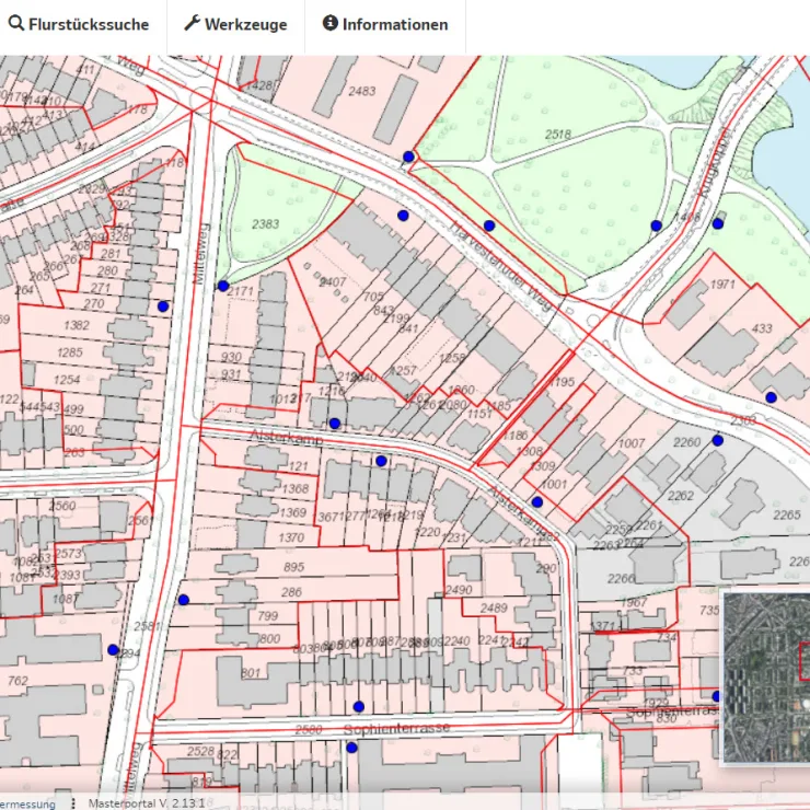 Stadtplan mit Grundstücksgrenzen, Gebäuden und Straßen, rote Linien und blaue Punkte markiert.