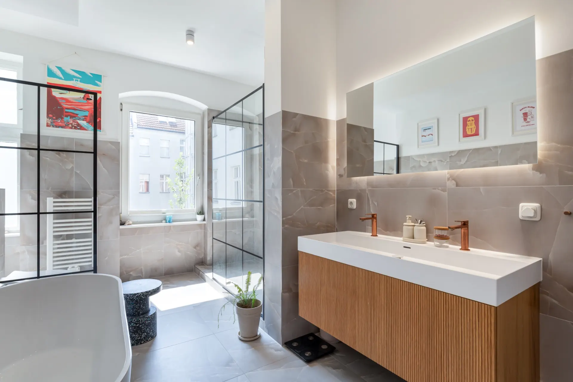 Modernes Badezimmer mit großem Spiegel, Holzwaschbecken, Badewanne und Fenster.