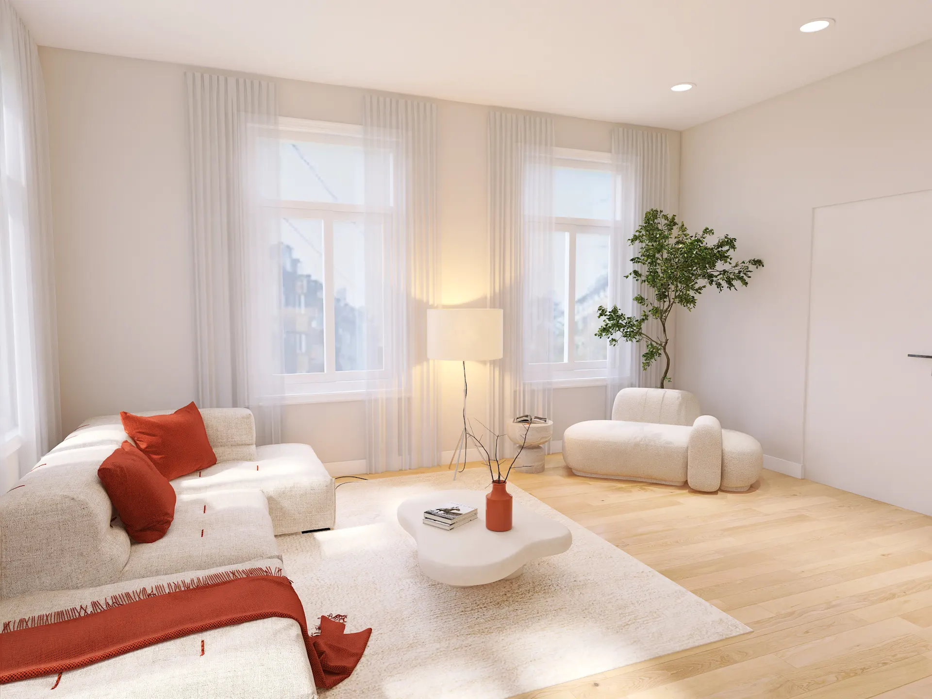 Helles Wohnzimmer mit beigem Sofa, roten Kissen, Teppich, Pflanze und Couchtisch.