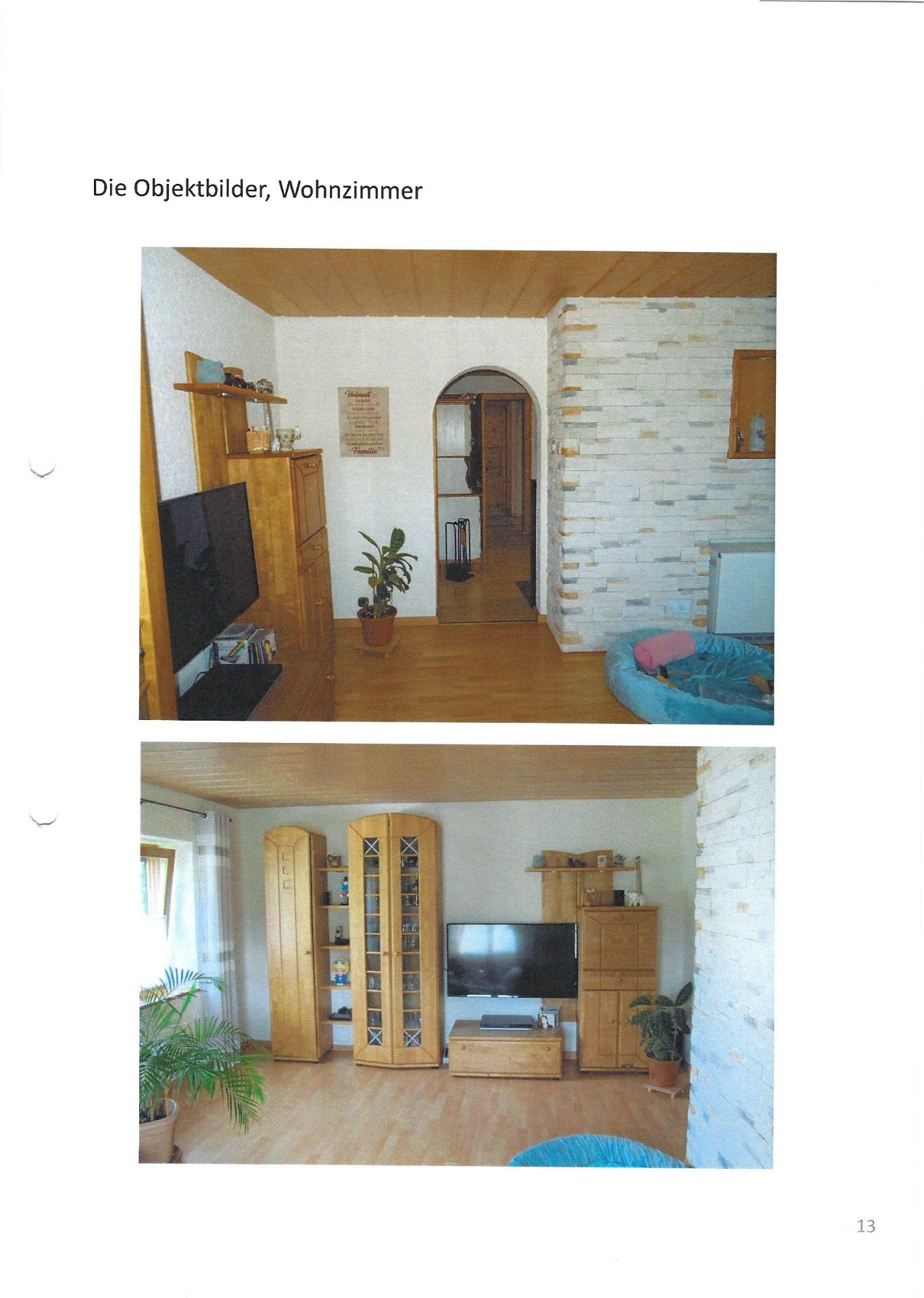 Wohnzimmer mit Holzmöbeln, TV, Pflanzen und Steinwand, hell und ordentlich eingerichtet.