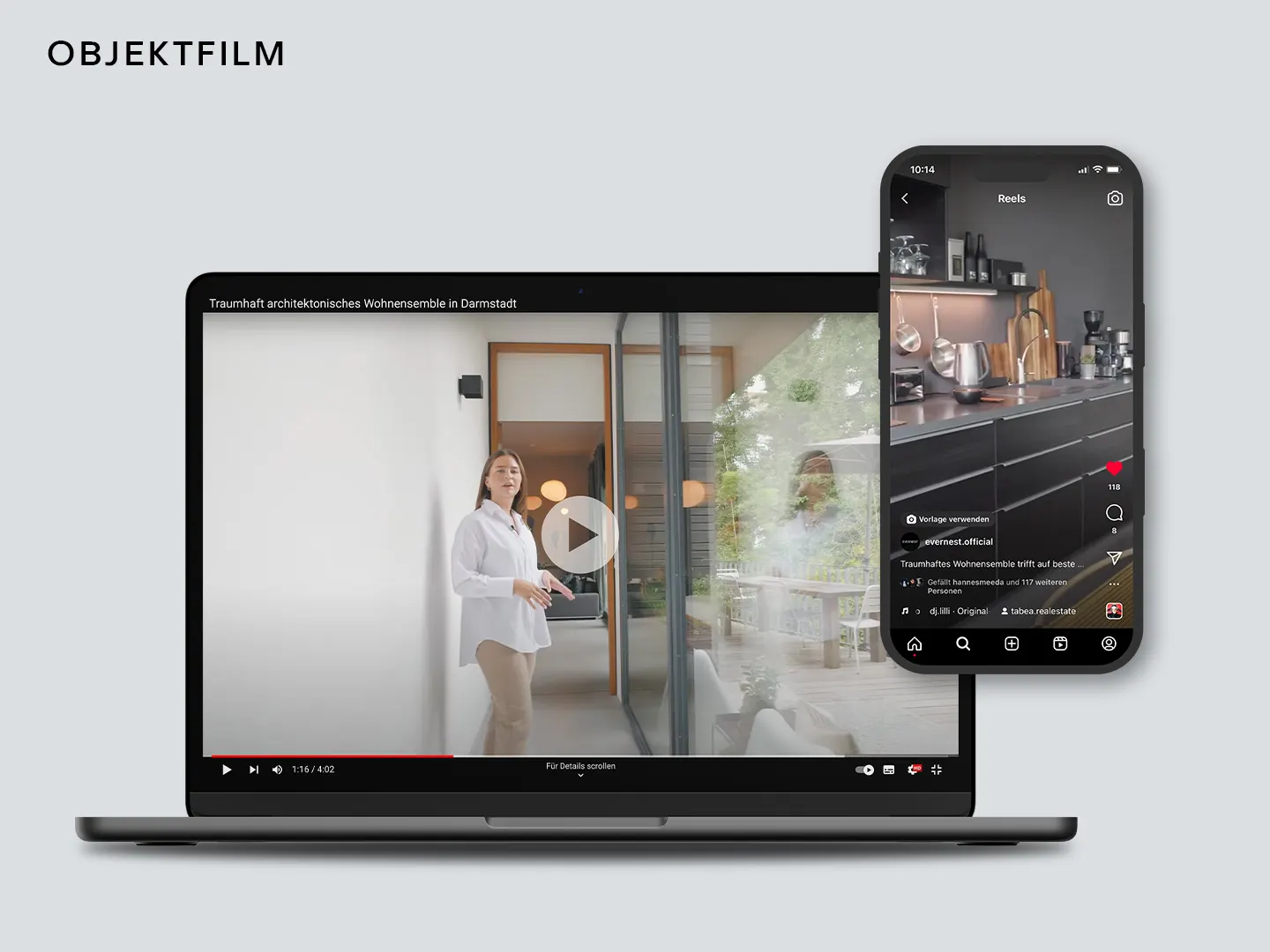 Auf einem Laptop läuft ein Immobilienvideo, daneben zeigt ein Smartphone eine moderne Küche in einer App.