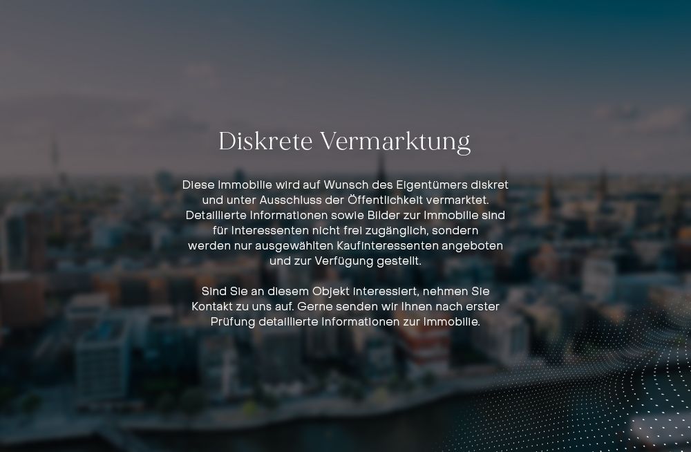 Verschwommene Stadtansicht mit eingeblendetem Text über diskrete Vermarktung einer Immobilie.
