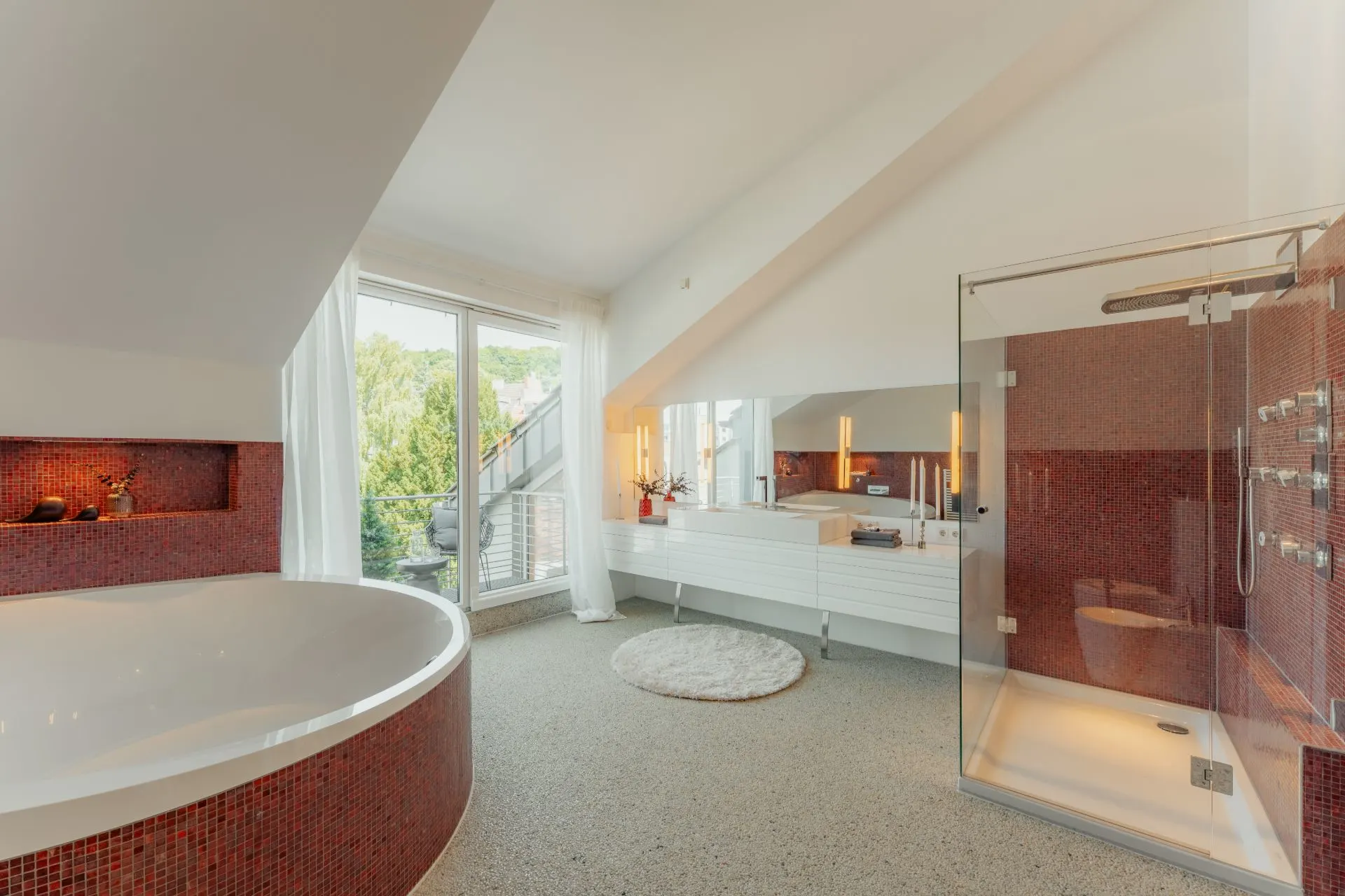 Modernes Badezimmer mit großer Badewanne, Dusche und Fenster mit Blick ins Grüne.