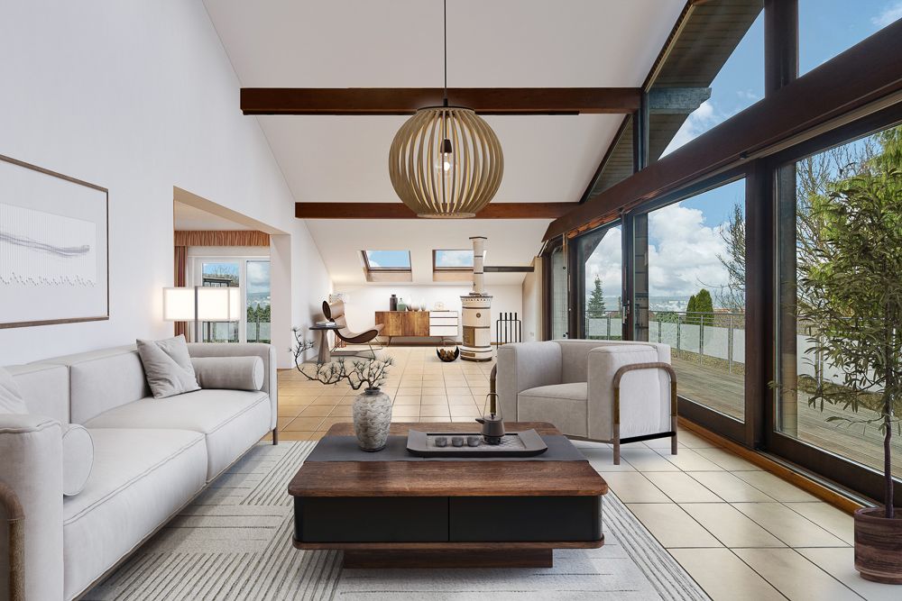 Helles Wohnzimmer mit Sofa, Sessel, Holztisch und großen Fenstern zur Terrasse.