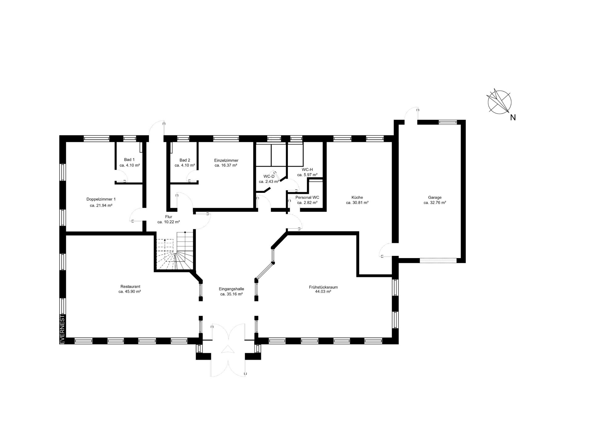 Grundriss eines Wohnhauses mit verschiedenen Zimmern, Garage und Eingangsbereich.