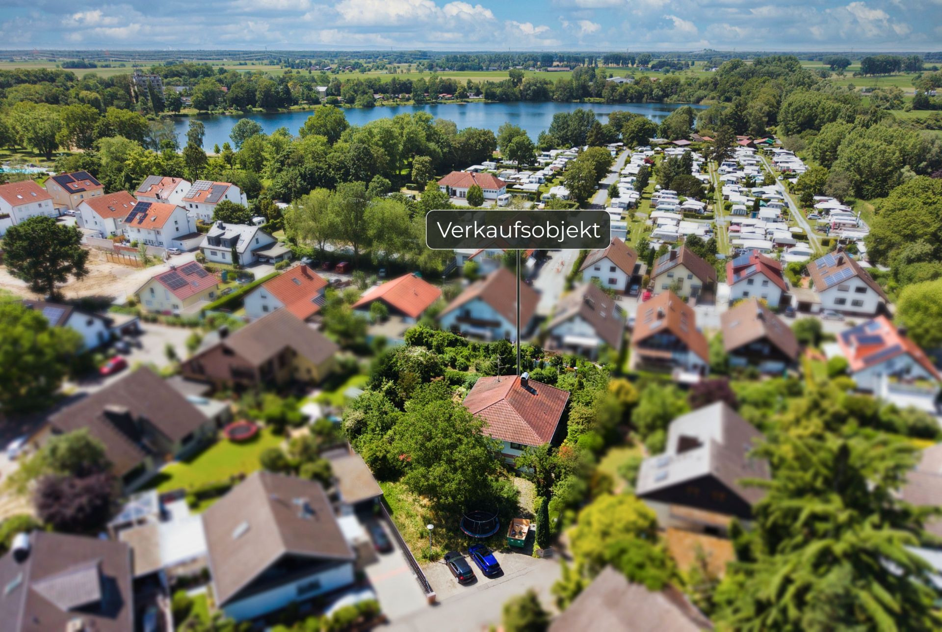 Luftaufnahme eines Hauses mit Garten in einem Wohngebiet, beschriftet als Verkaufsobjekt.