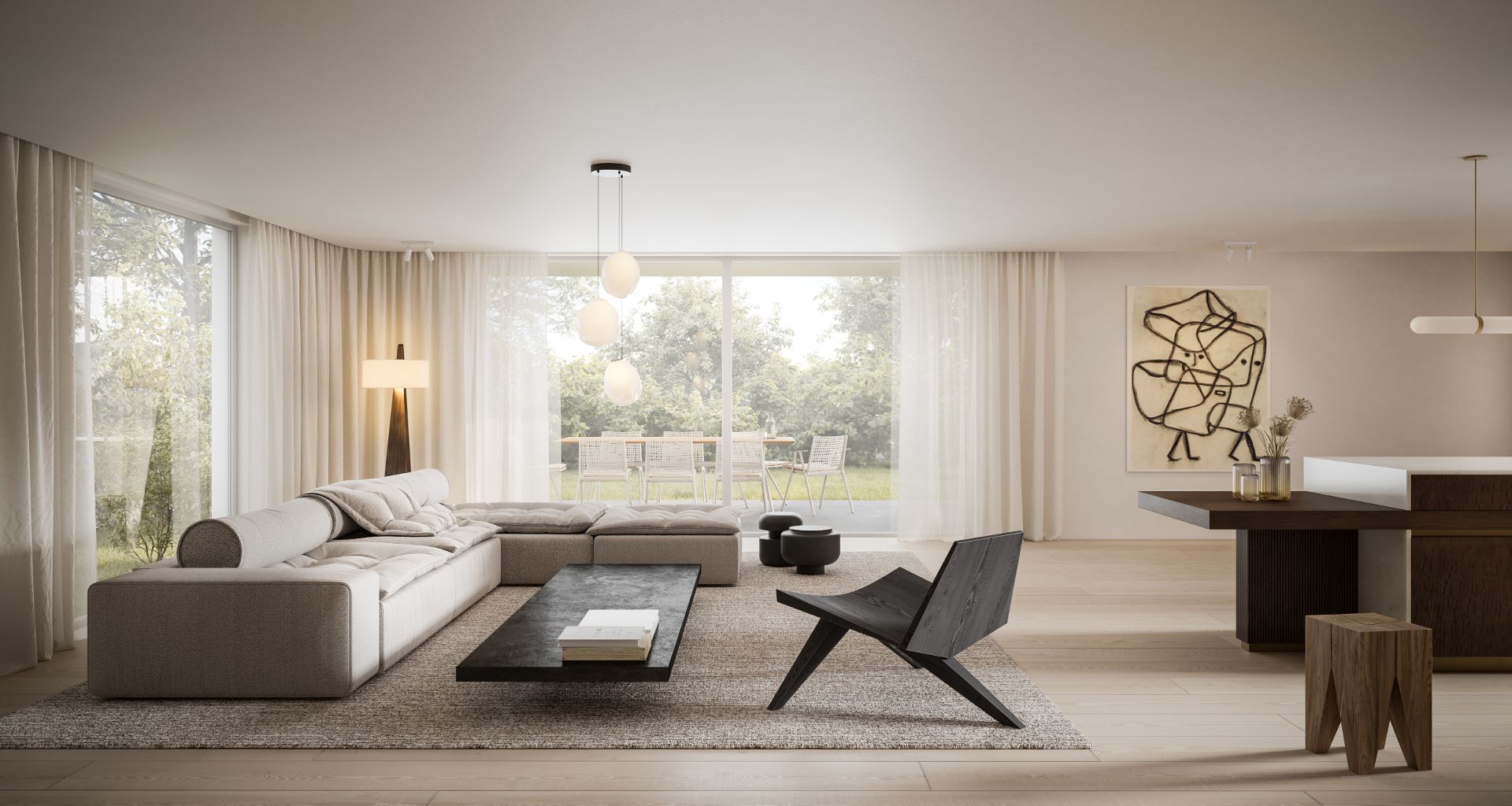 Helles Wohnzimmer mit großem Sofa, Couchtisch, Sessel und Blick auf Terrasse mit Garten.