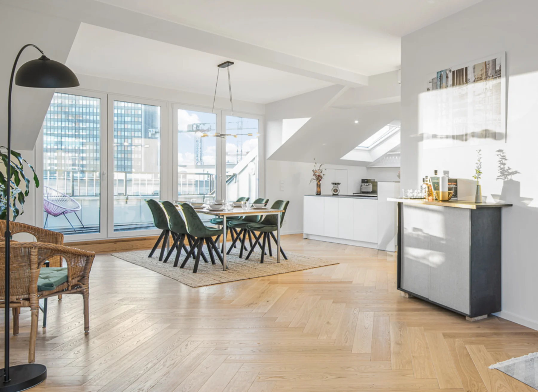 Helles Esszimmer mit großem Tisch, sechs Stühlen, Parkettboden und Zugang zur Terrasse.