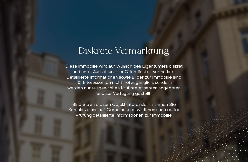Verschwommene Häuserfassaden mit weißem Text zur diskreten Vermarktung einer Immobilie im Vordergrund.
