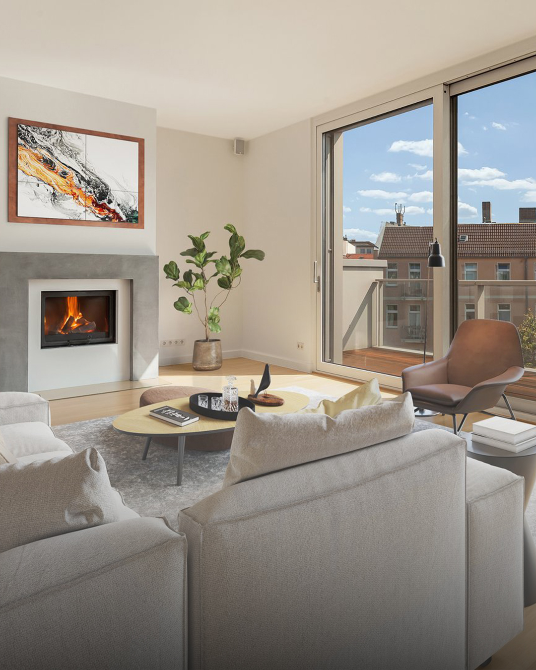 Modernes Wohnzimmer mit Kamin, großem Fenster, beigem Sofa und Couchtisch.