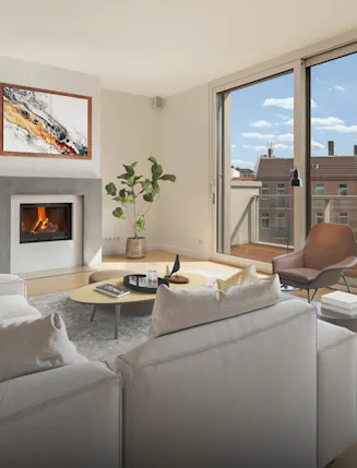 Modernes Wohnzimmer mit Kamin, großem Fenster, beigem Sofa und Couchtisch.