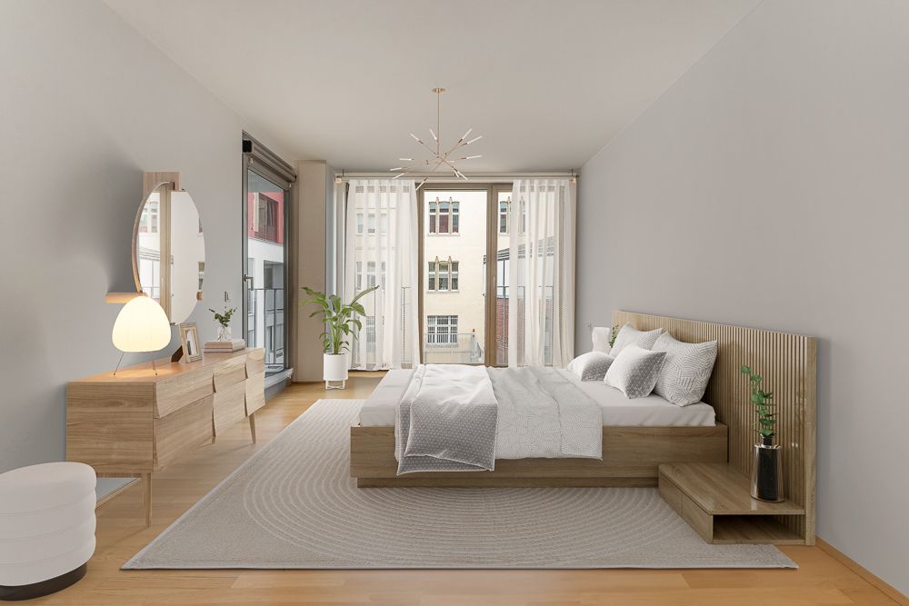 Modernes Schlafzimmer mit großem Bett, Holzmöbeln, Pflanze und großen Fenstern mit Vorhängen.