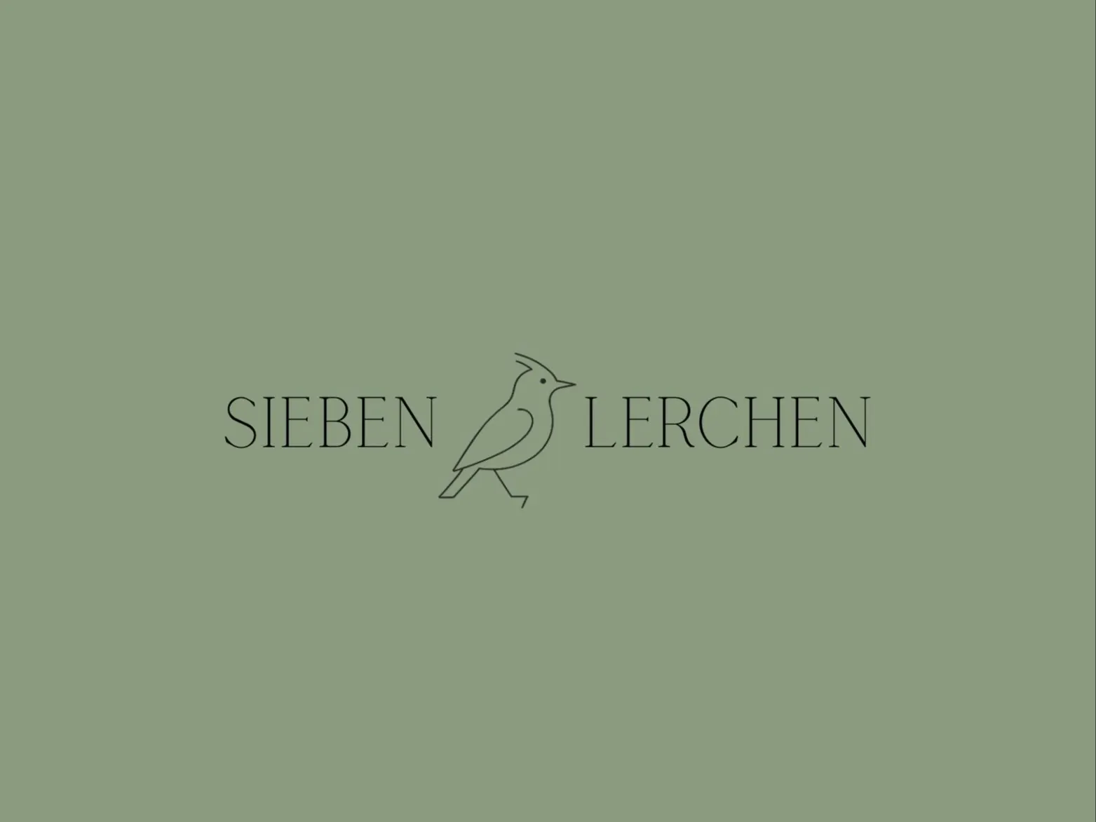 Minimalistisches Logo mit dem Schriftzug 'SIEBEN LERCHEN' und einer gezeichneten Vogel-Silhouette.