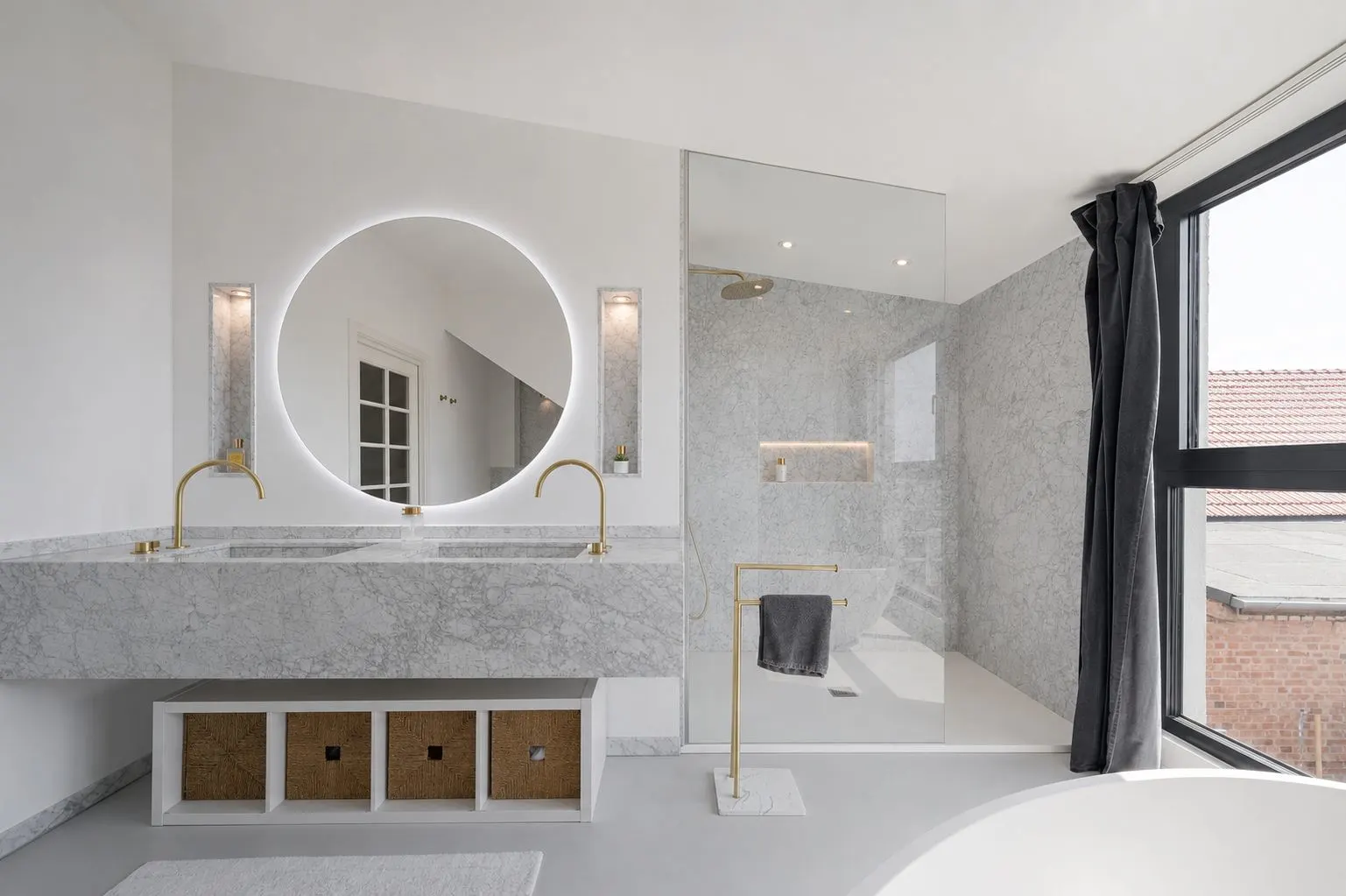 Modernes Badezimmer mit Doppelwaschbecken, großem Spiegel, bodentiefer Dusche und großem Fenster.